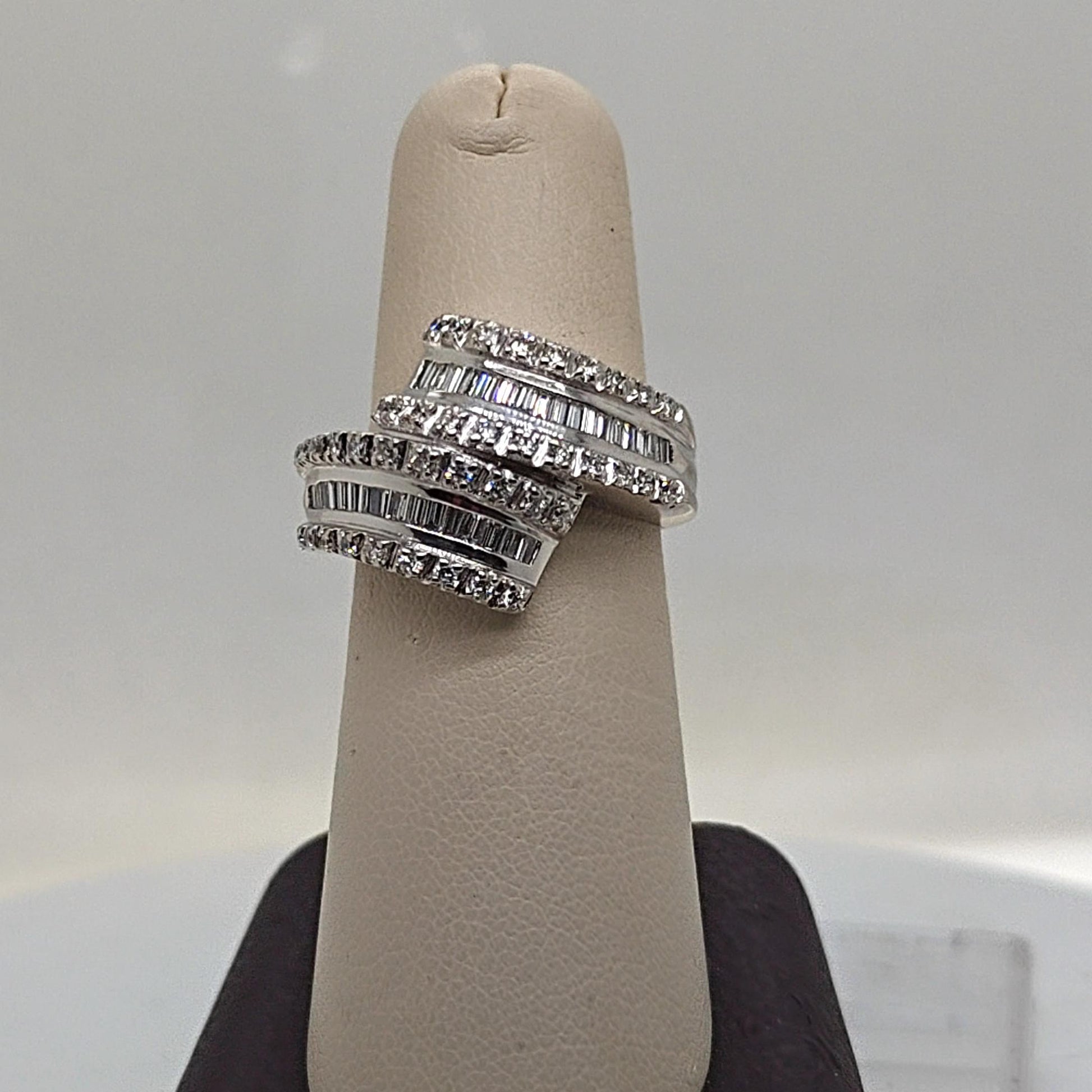 DIAMOND SPIRAL RING WHITE GOLD