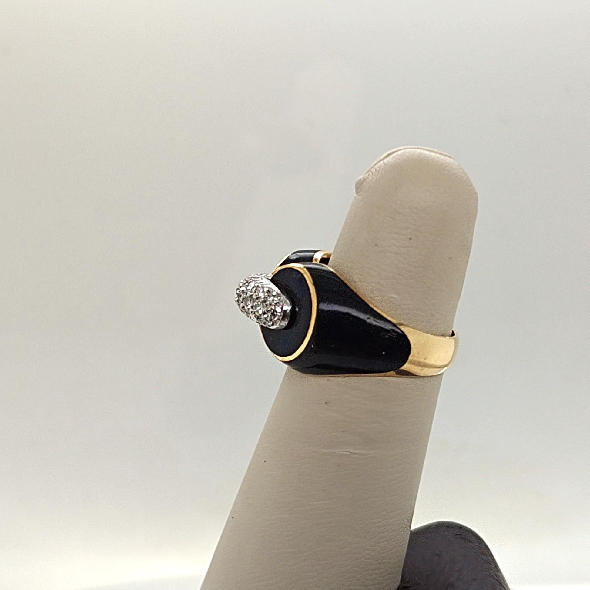 DIAMOND AND ONYX RING YELLOW GOLD
