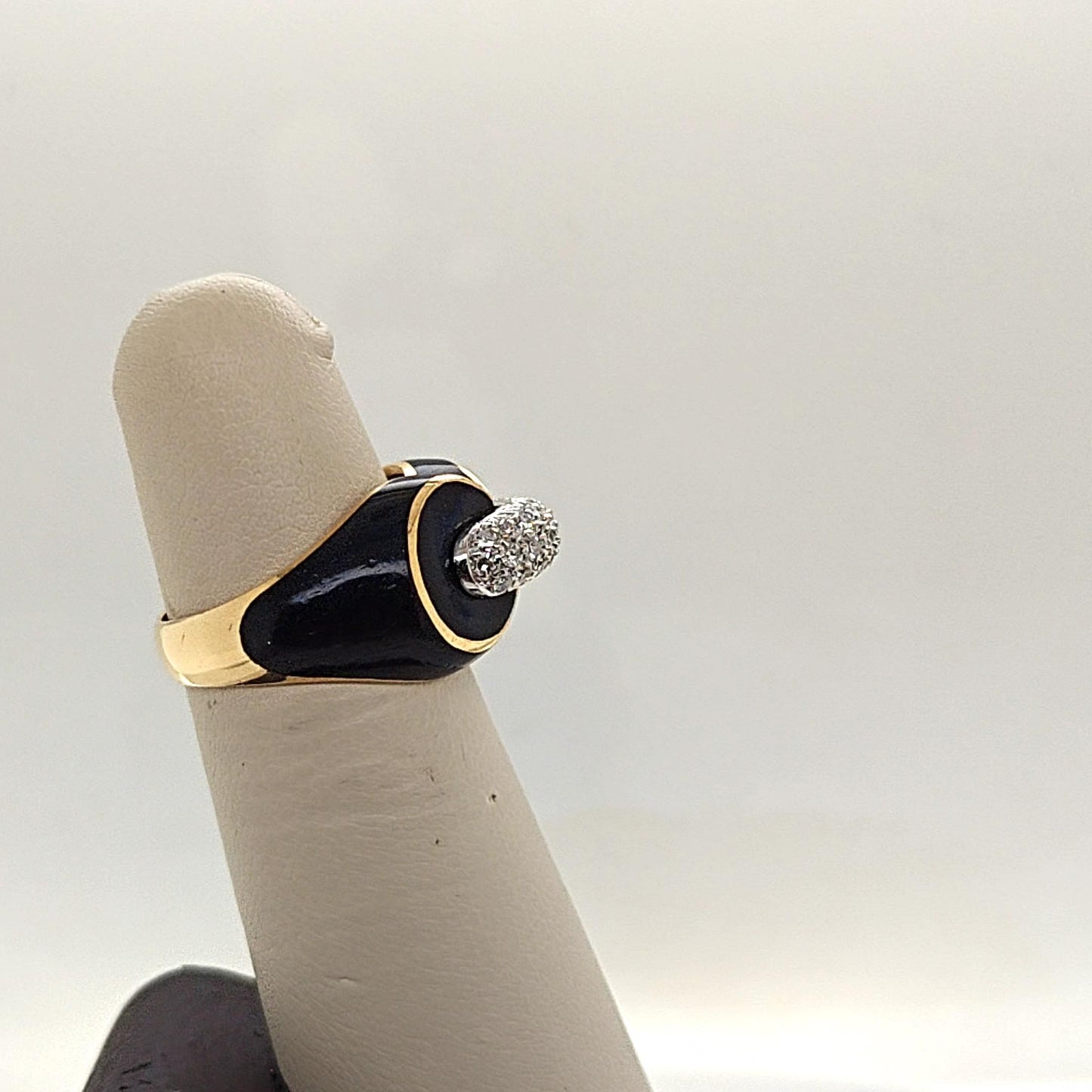 DIAMOND AND ONYX RING YELLOW GOLD