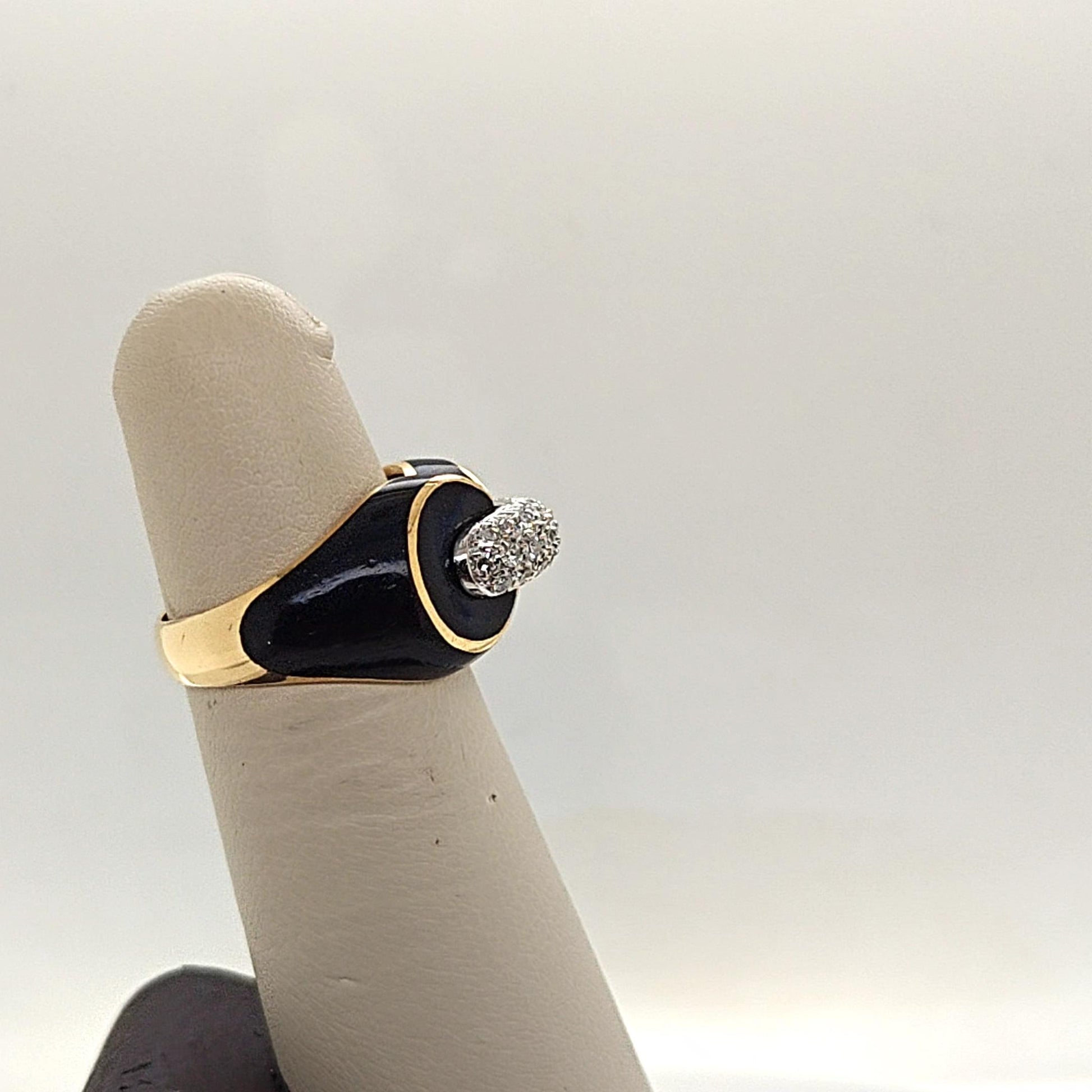 DIAMOND AND ONYX RING YELLOW GOLD