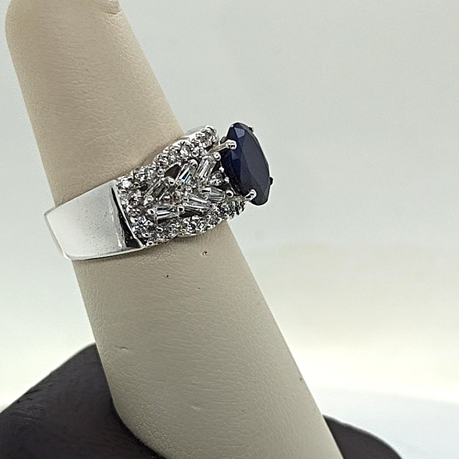 SAPPHIRE AND DIAMOND RING WHITE GOLD