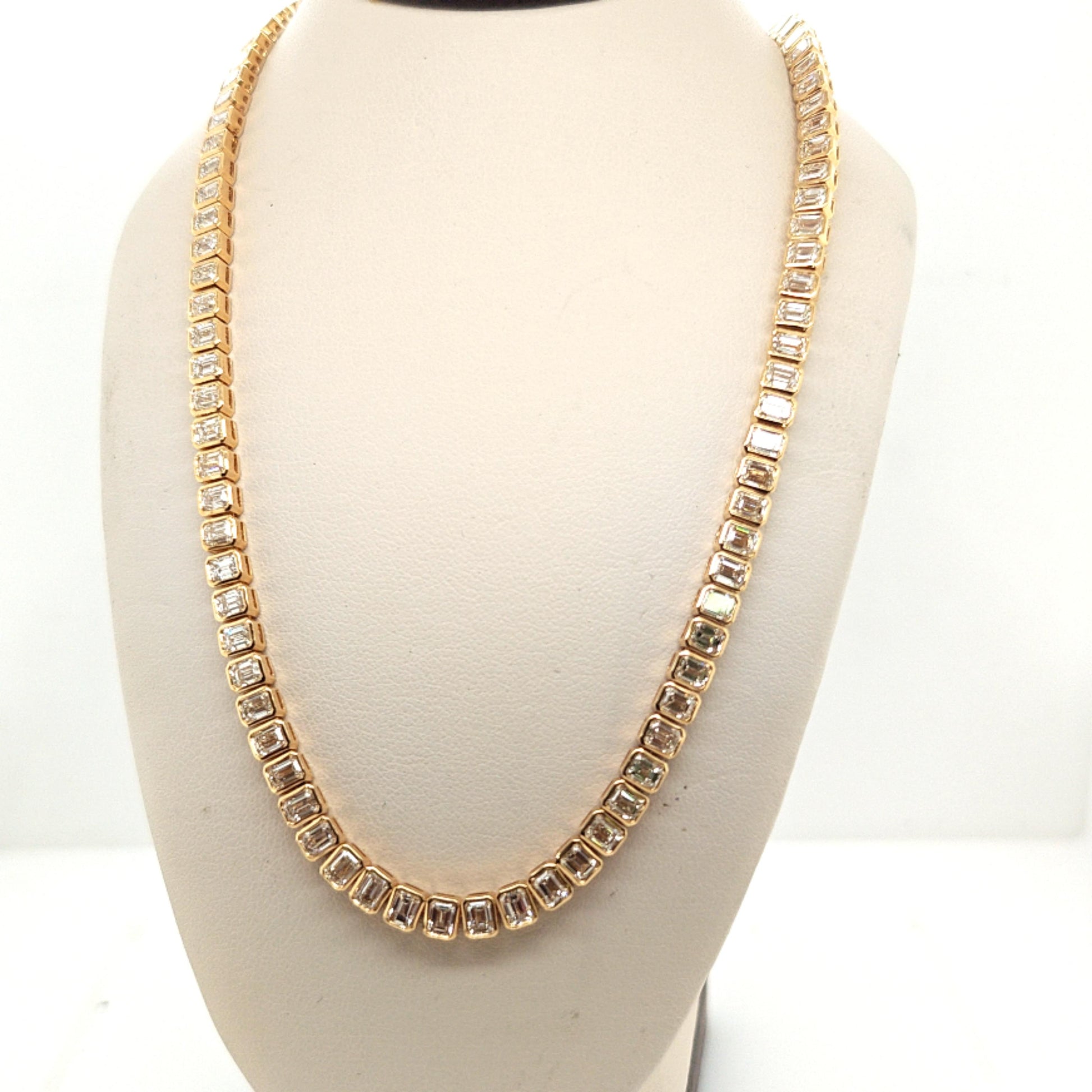 DIAMOND NECKLACE 15.4C EMERALD CUT 18K YELLOW GOLD