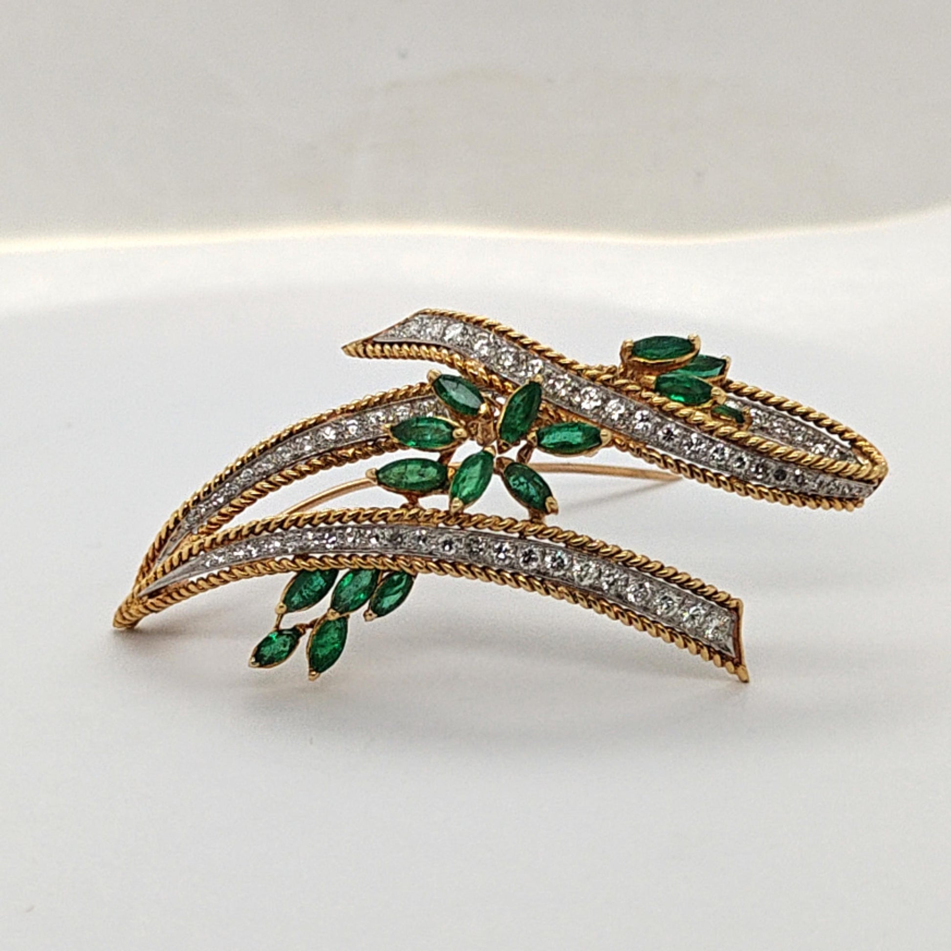 DIAMOND AND EMERALD PIN BROOCH PLATINUM AND GOLD