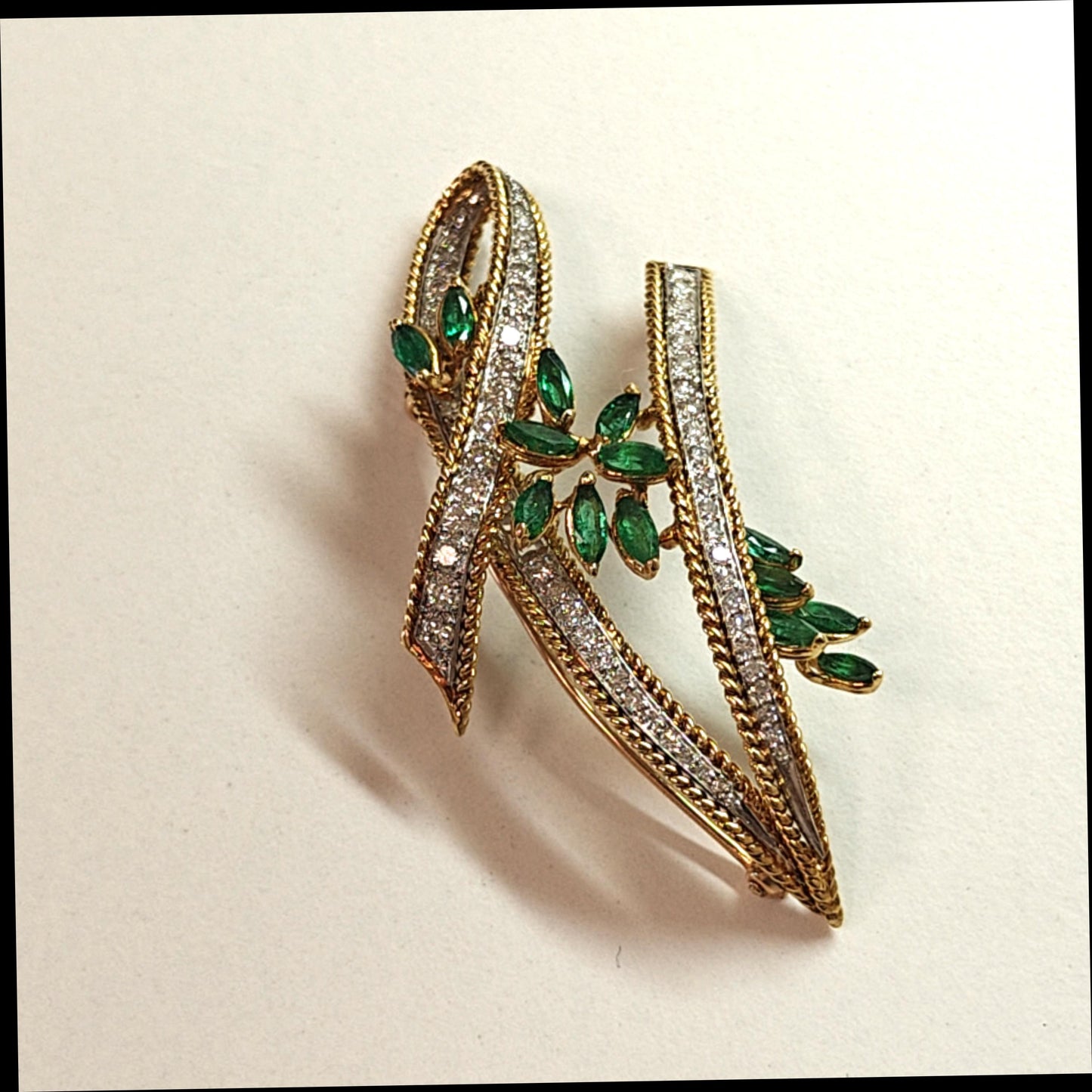 DIAMOND AND EMERALD PIN BROOCH PLATINUM AND GOLD