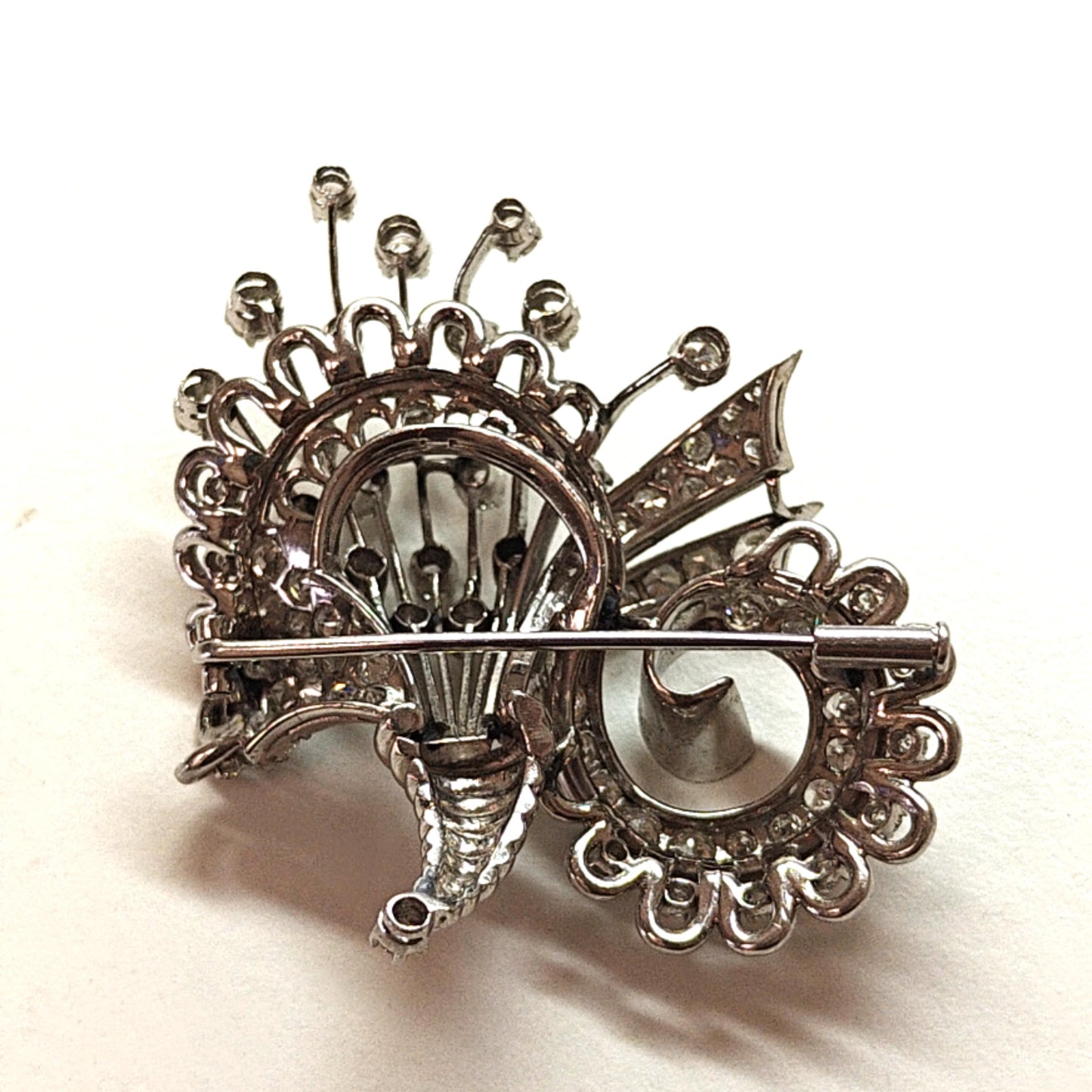 DIAMOND AND PLATINUM PIN BROOCH 3.35CT