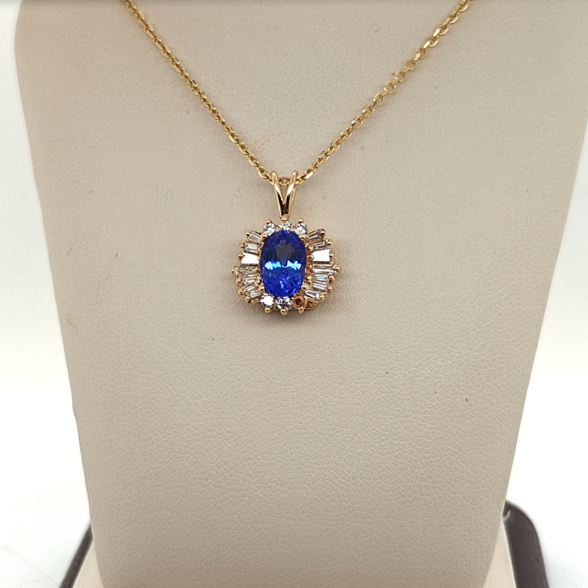 TANZANITE AND DIAMOND PENDANT NECKLACE YELLOW GOLD