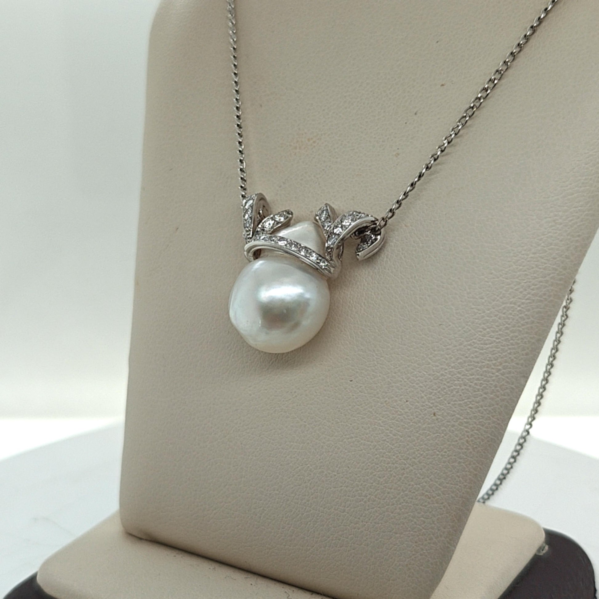 BAROQUE PEARL AND DIAMOND PENDANT NECKLACE PLATINUM AND WHITE GOLD