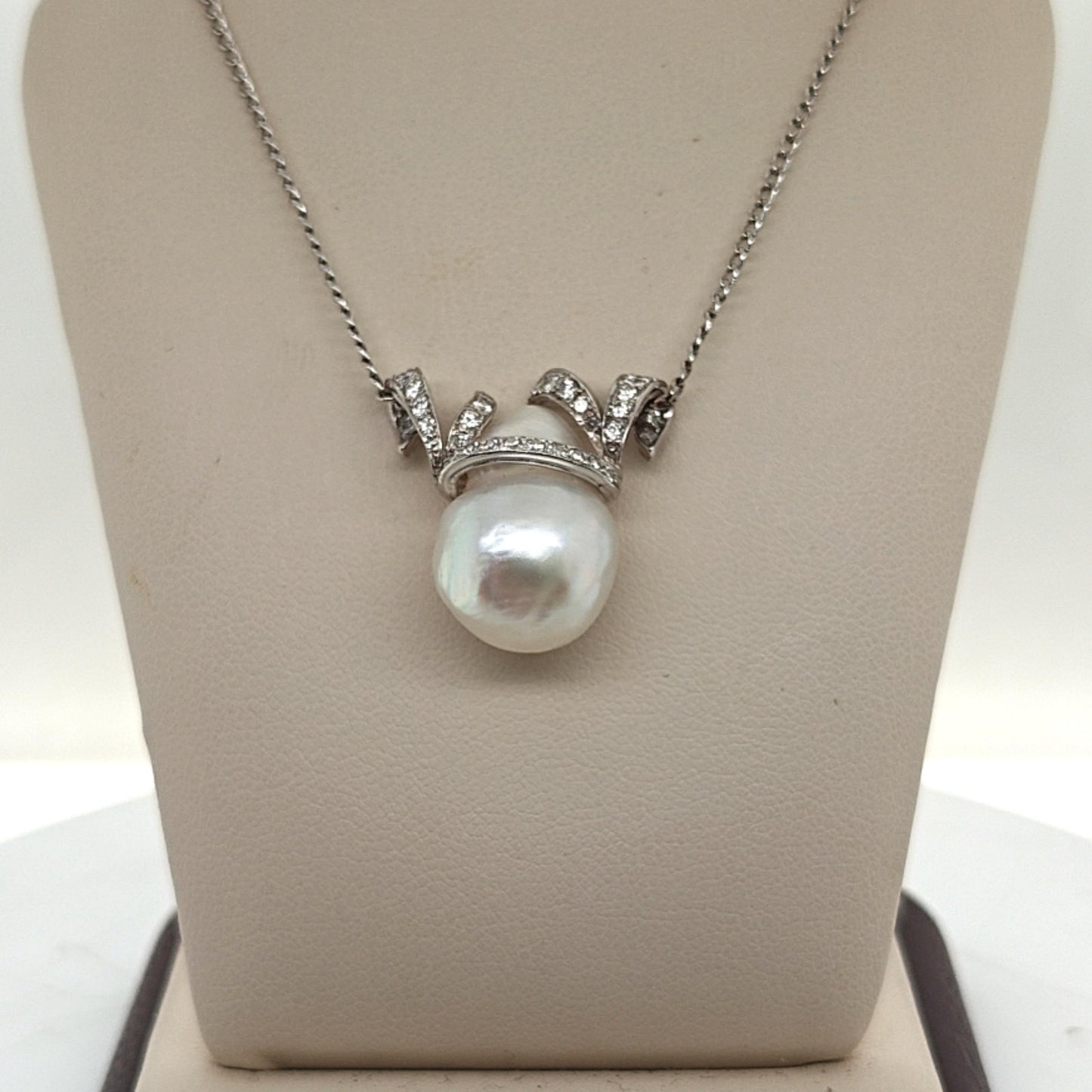 BAROQUE PEARL AND DIAMOND PENDANT NECKLACE PLATINUM AND WHITE GOLD