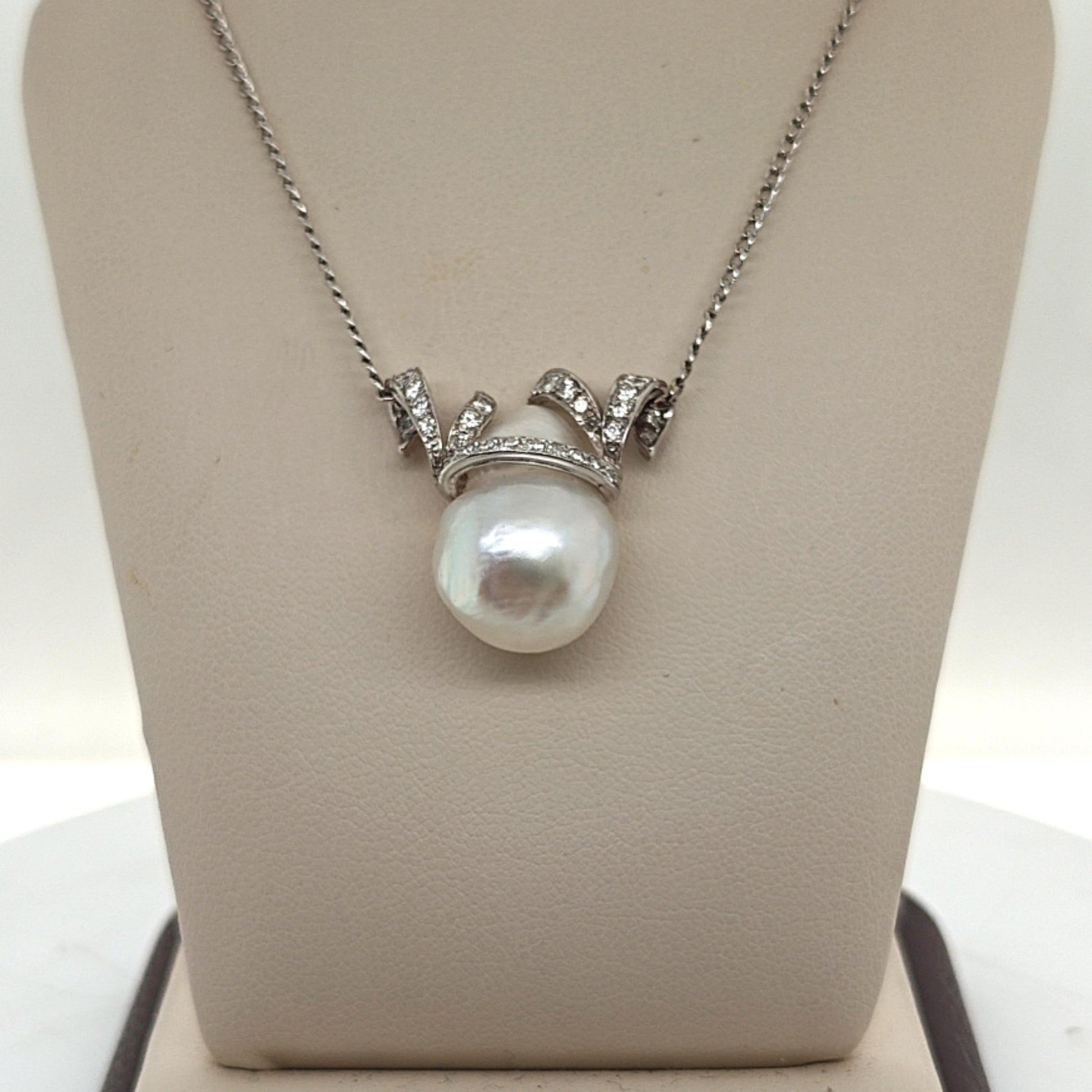 BAROQUE PEARL AND DIAMOND PENDANT NECKLACE PLATINUM AND WHITE GOLD