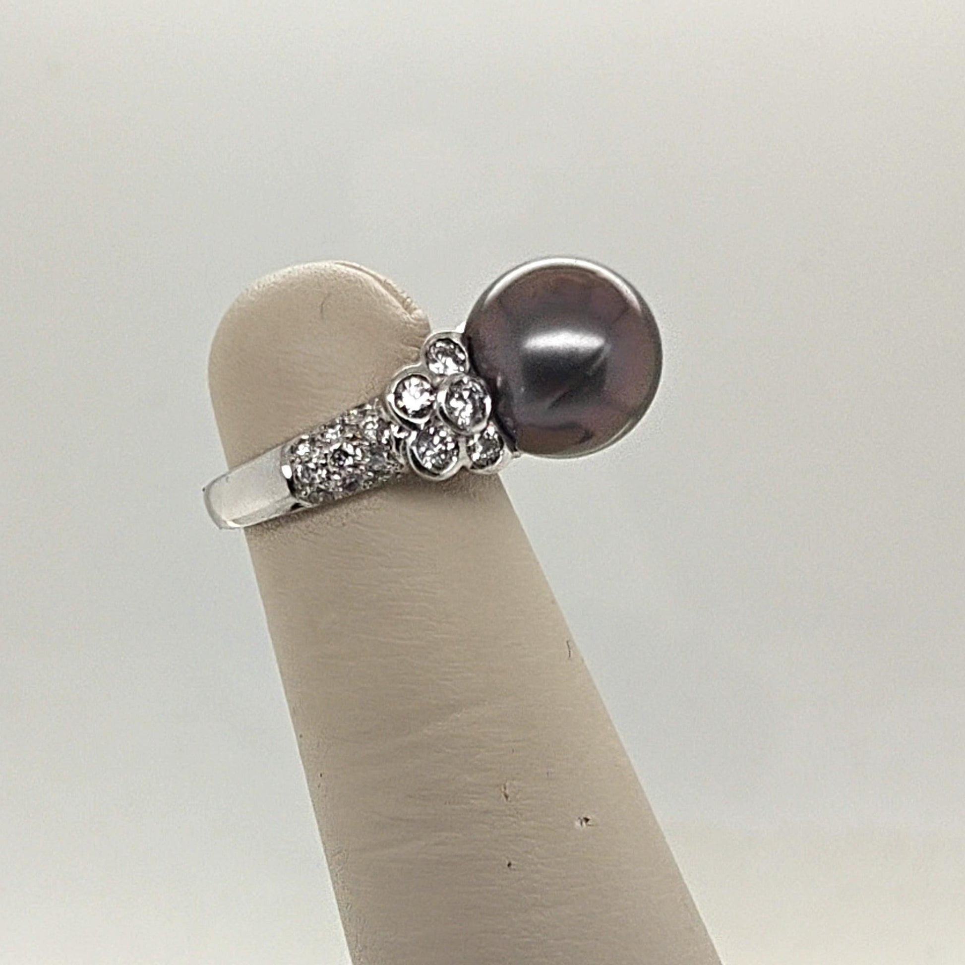 BLACK PEARL 11MM AND DIAMOND RING WHITE GOLD