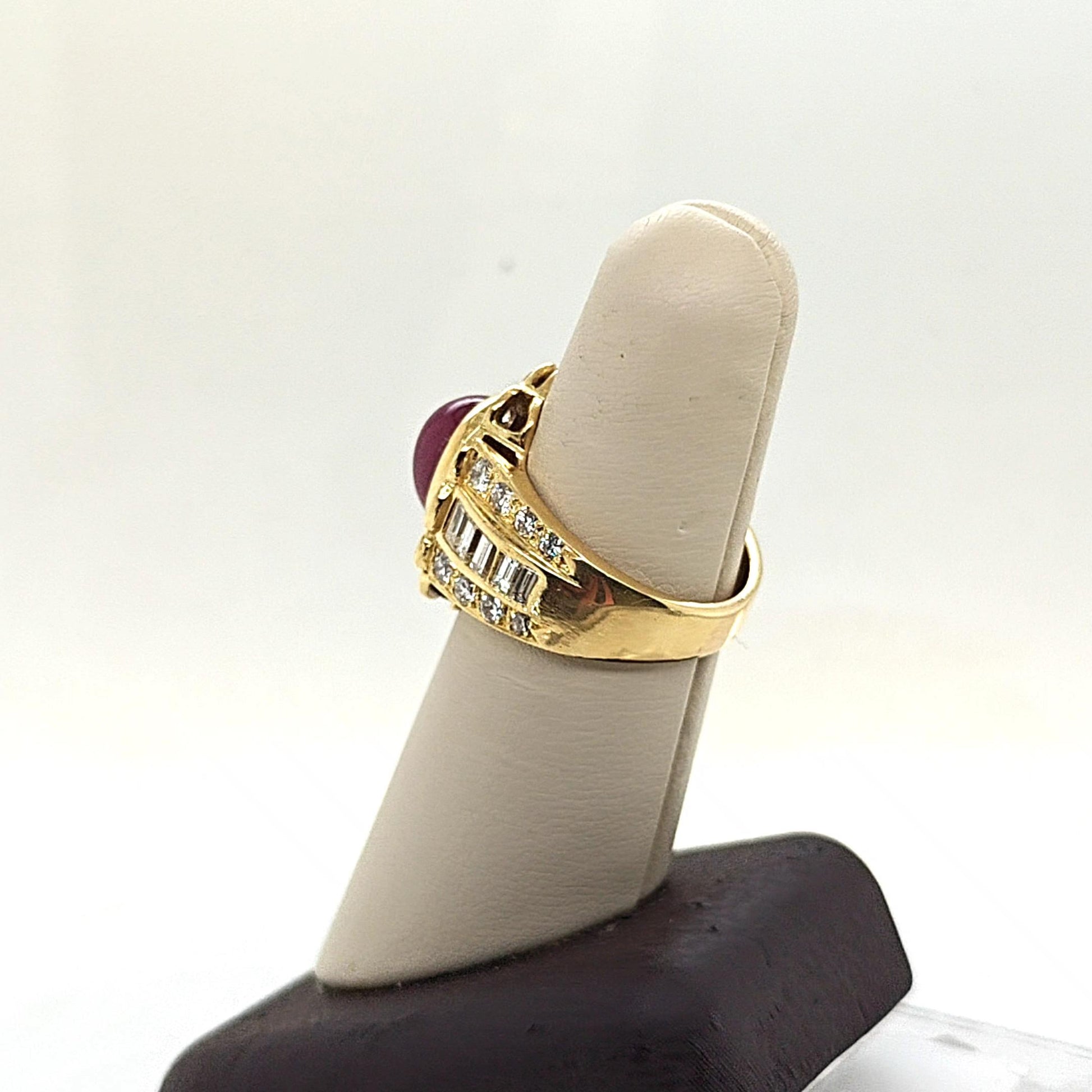 CABOCHON RUBY AND DIAMOND RING YELLOW GOLD