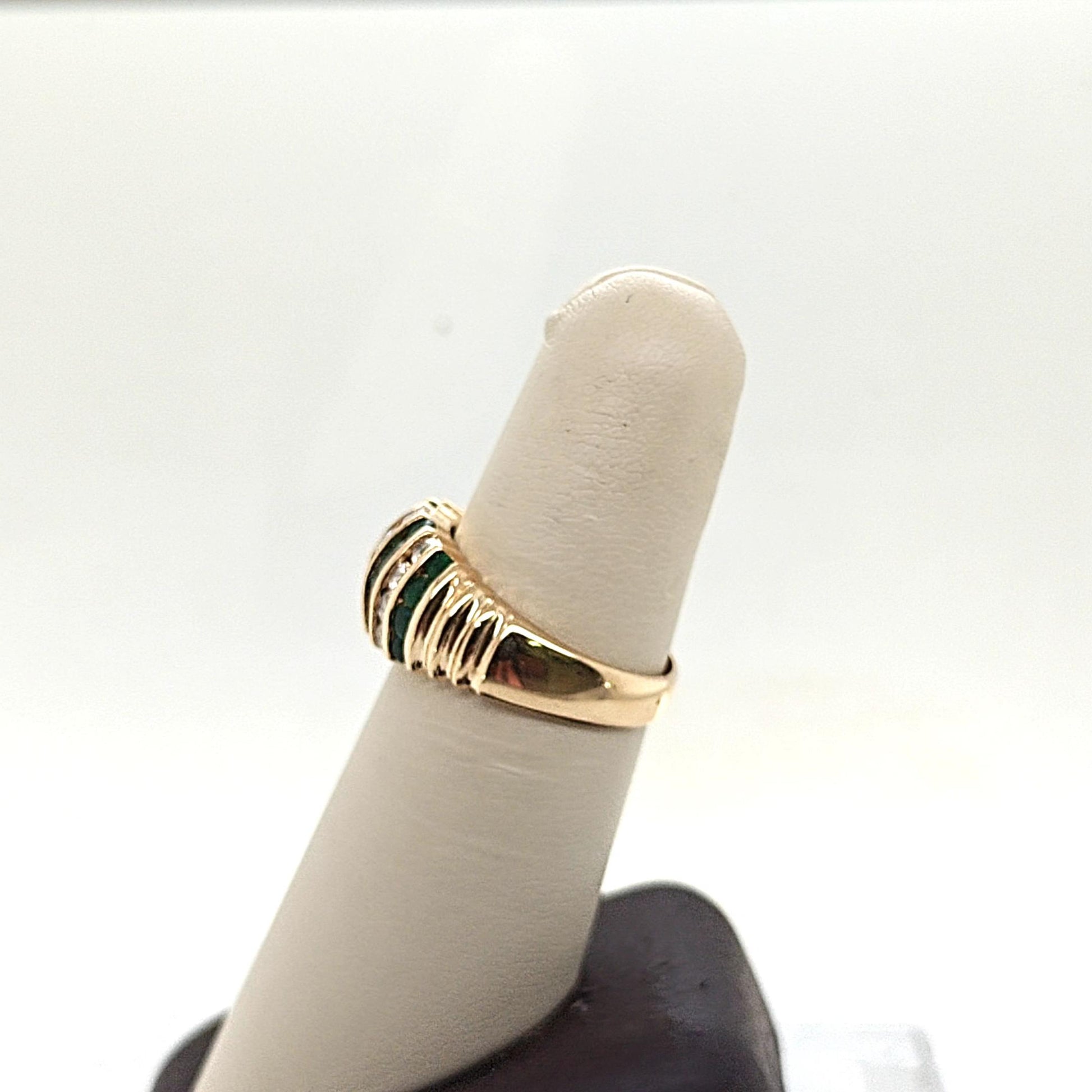 DIAMOND AND EMERALD RING YELLOW GOLD