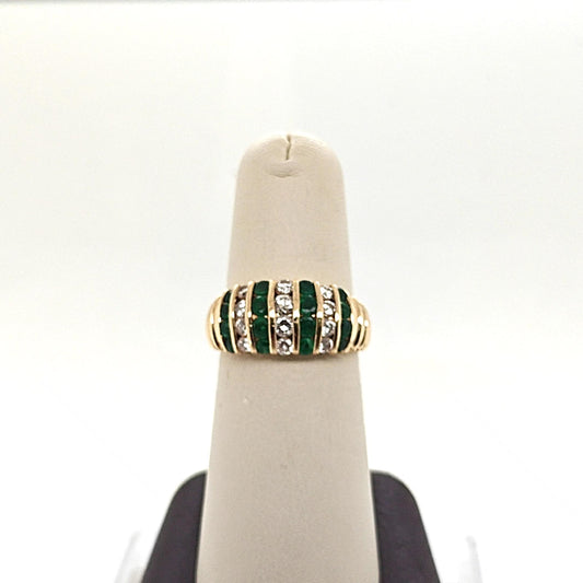 DIAMOND AND EMERALD RING YELLOW GOLD
