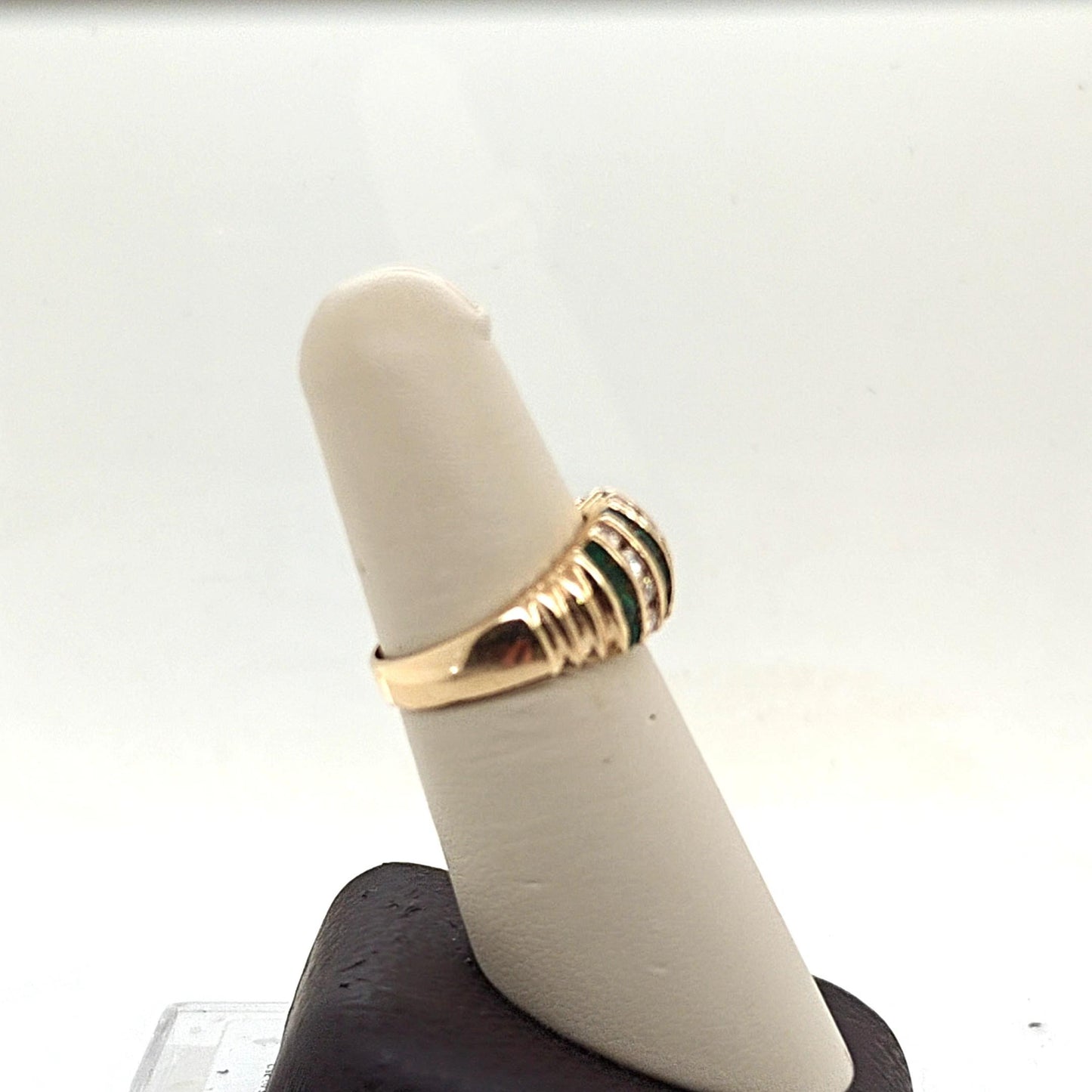 DIAMOND AND EMERALD RING YELLOW GOLD