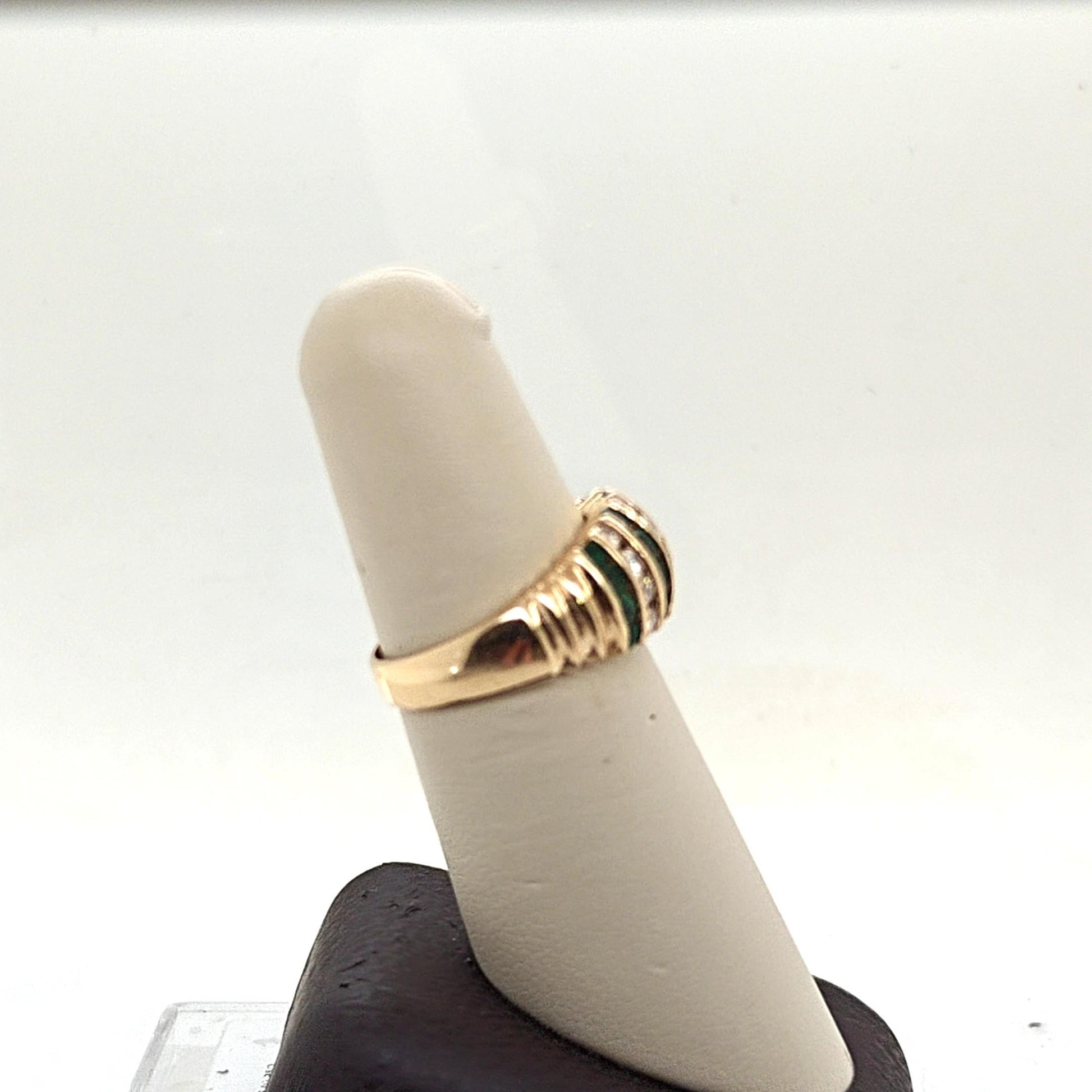 DIAMOND AND EMERALD RING YELLOW GOLD