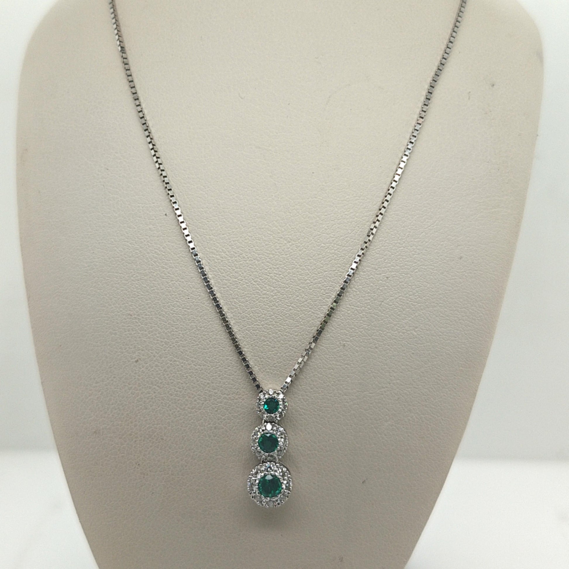 EMERALD AND DIAMOND PENDANT NECKLACE WHITE GOLD
