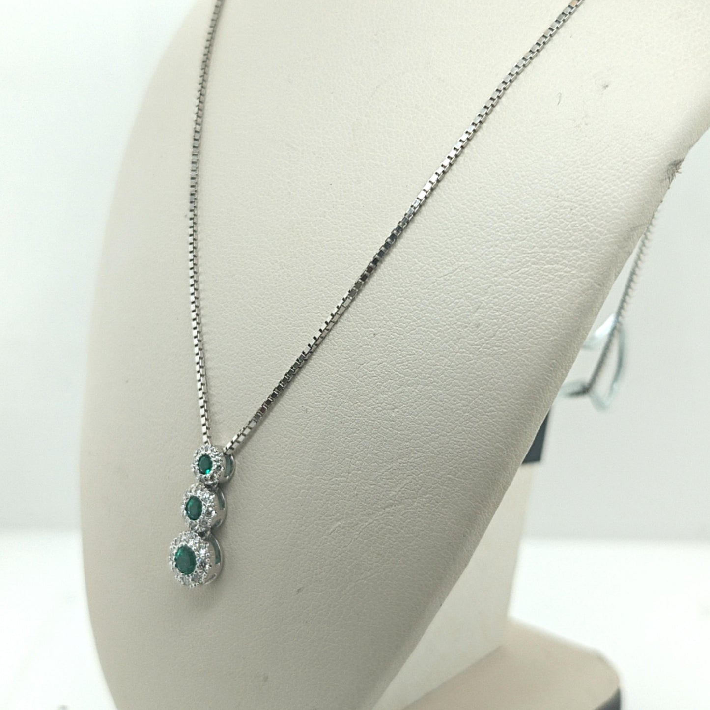EMERALD AND DIAMOND PENDANT NECKLACE WHITE GOLD