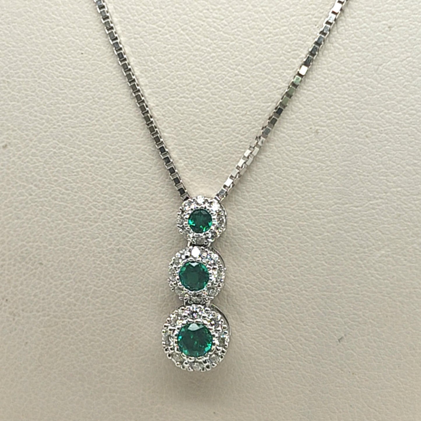 EMERALD AND DIAMOND PENDANT NECKLACE WHITE GOLD
