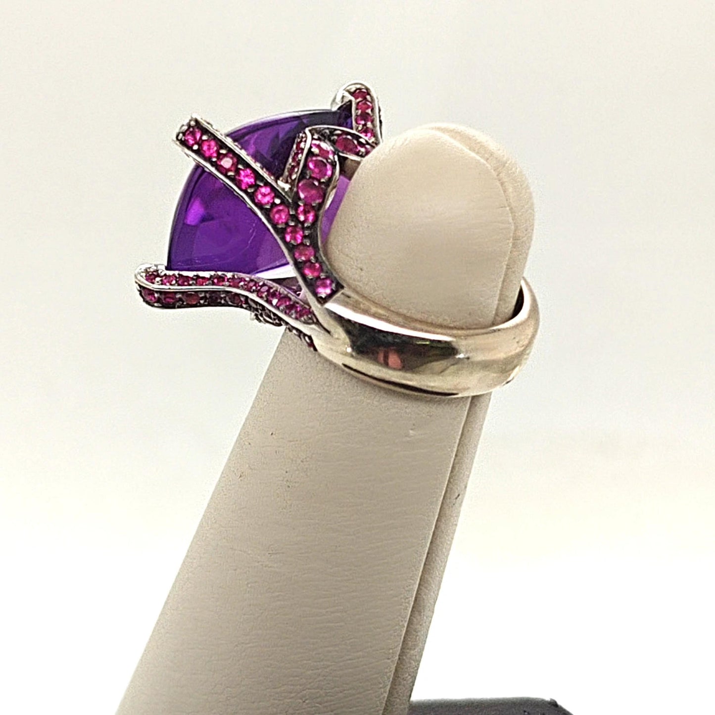 CABOCHON AMETHYST AND RUBELLITE RING WHITE GOLD