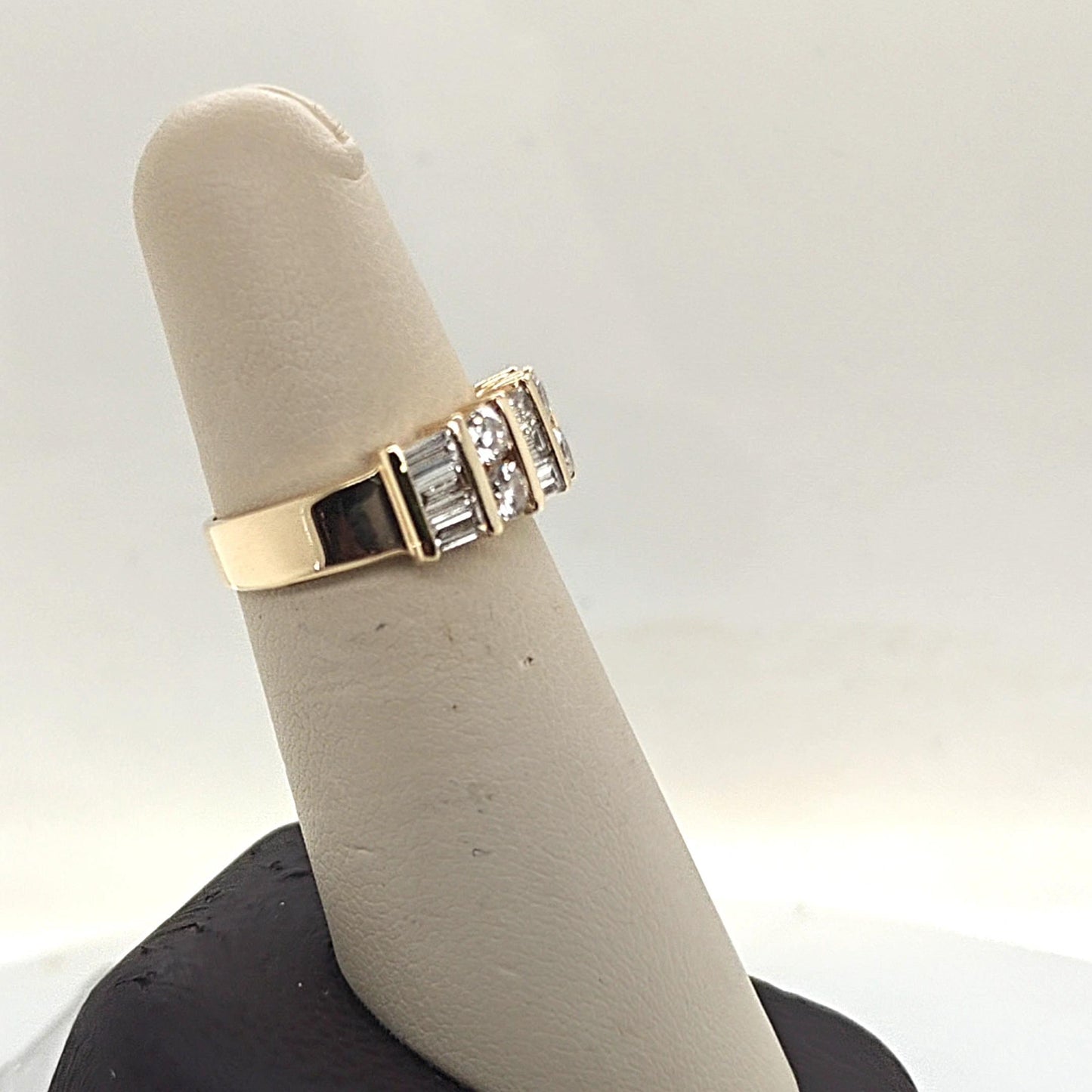 DIAMOND BAGUETTE AND ROUND BAND RING 1.41CTW YELLOW GOLD