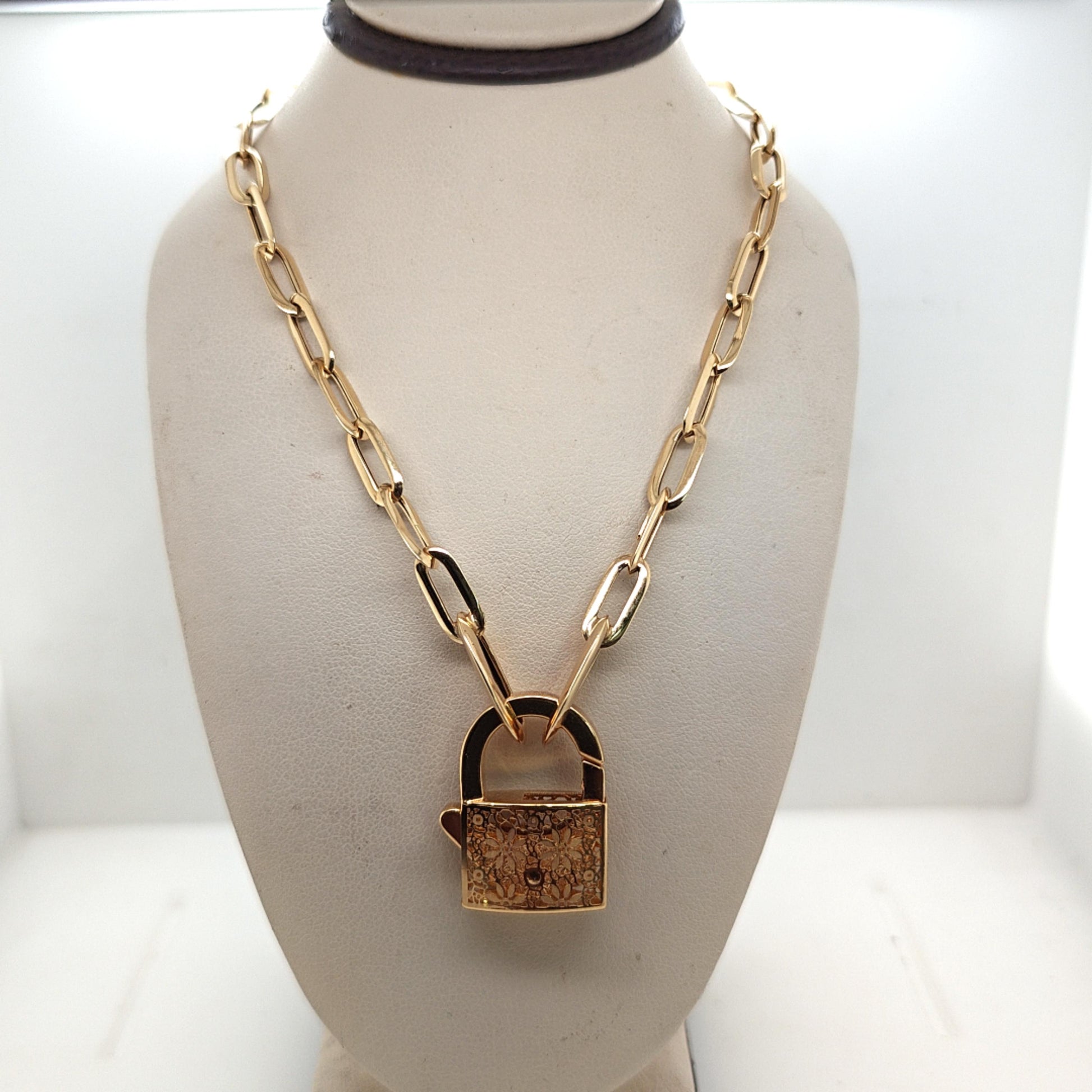 PAPERCLIP LIGHT NECKLACE WITH PADLOCK CLASP YELLOW GOLD