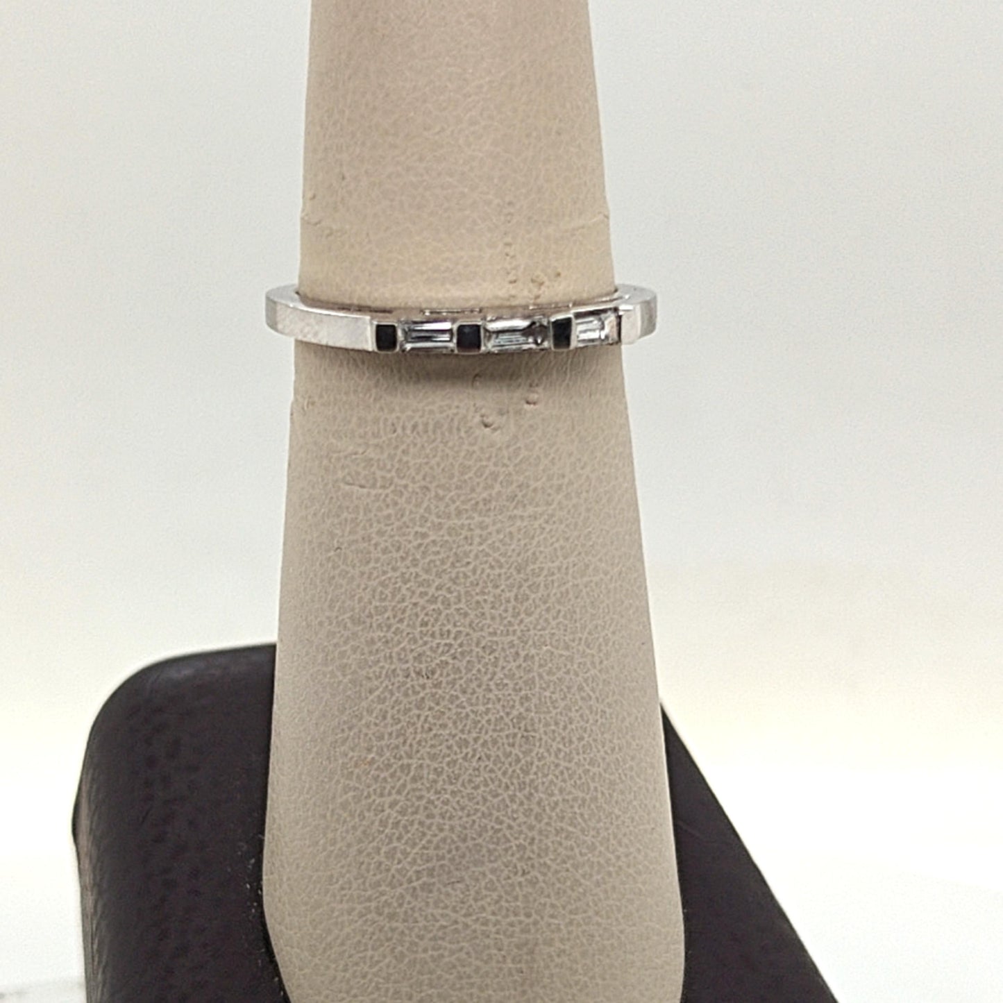 DIAMOND BAGUETTE BAND RING PLATINUM