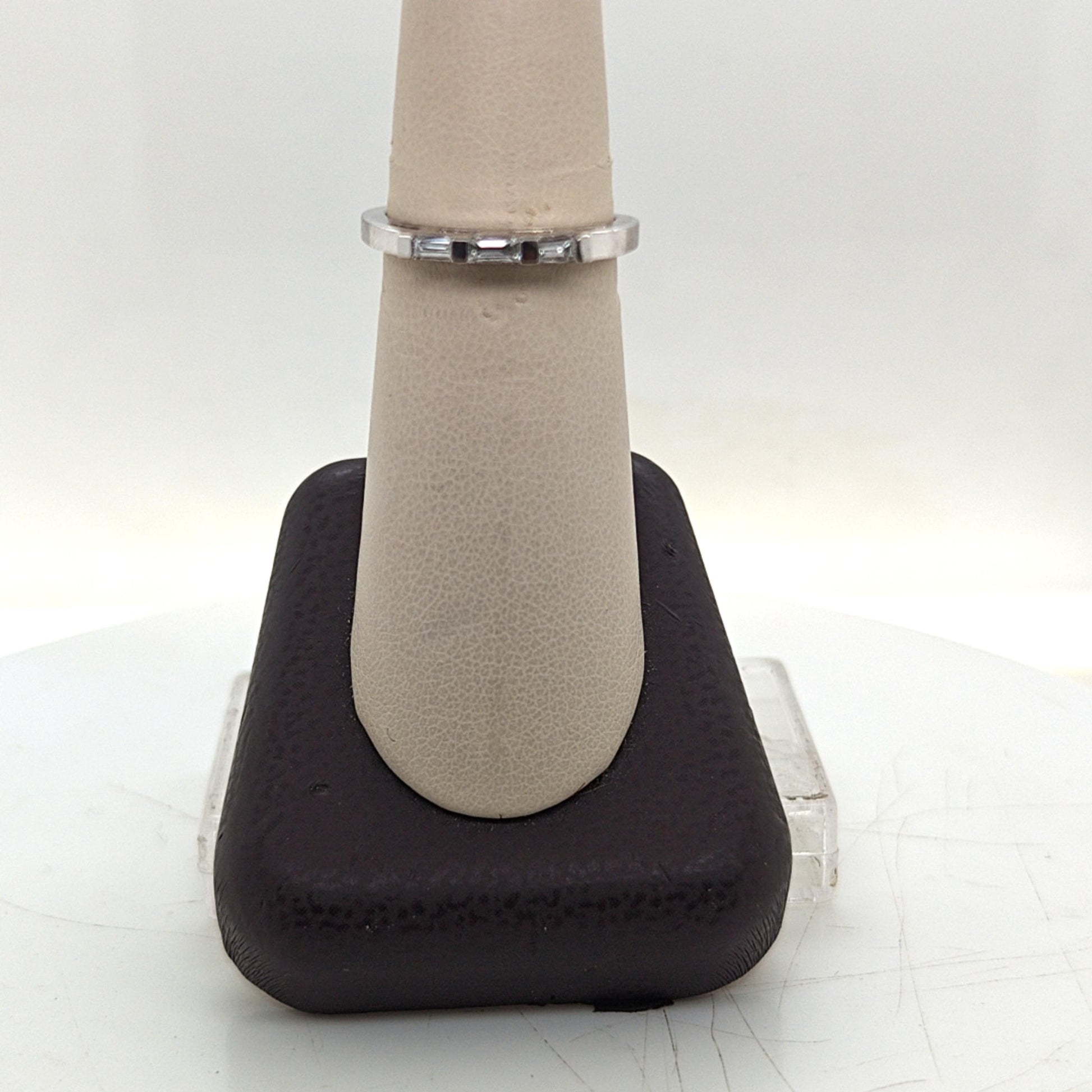 DIAMOND BAGUETTE BAND RING PLATINUM