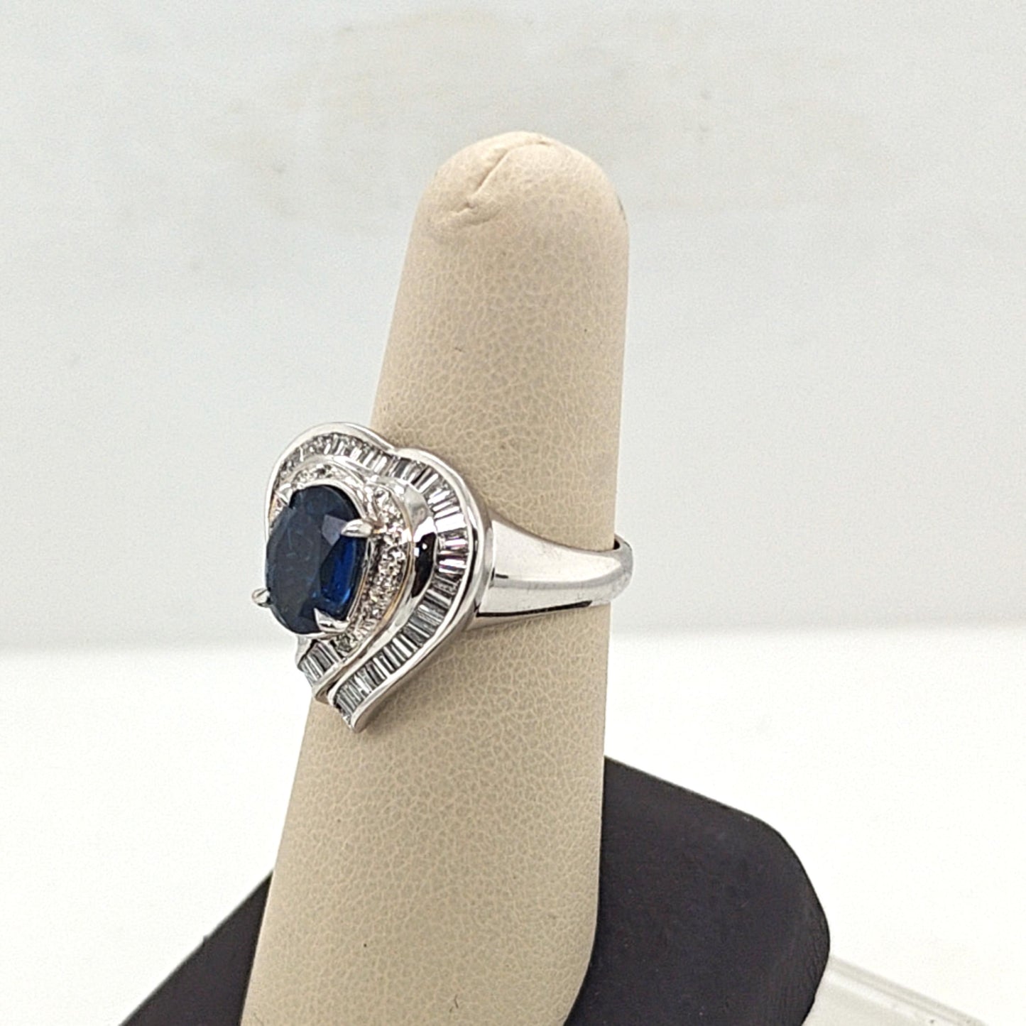 SAPPHIRE AND DIAMOND HEART SHAPED RING WHITE GOLD