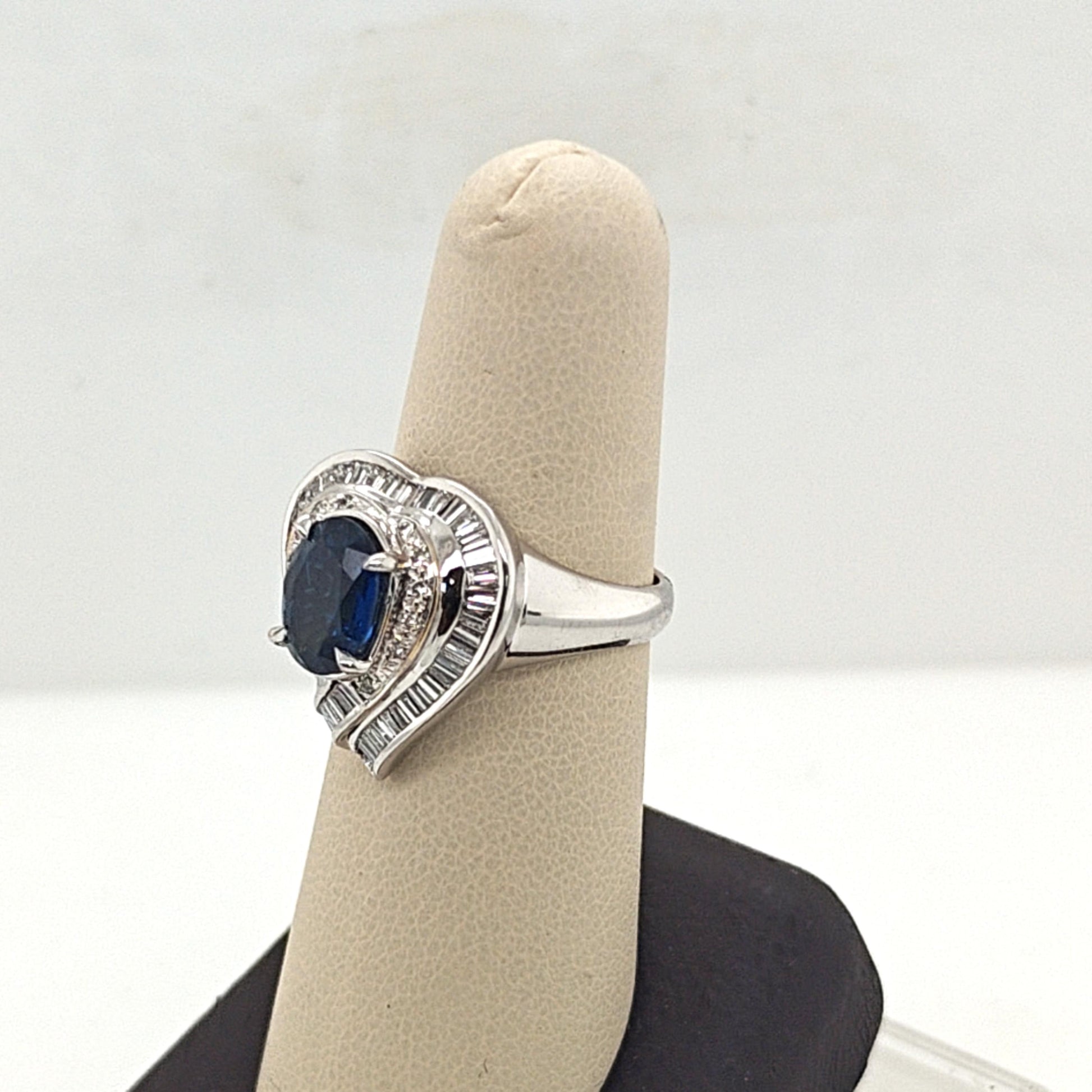 SAPPHIRE AND DIAMOND HEART SHAPED RING WHITE GOLD