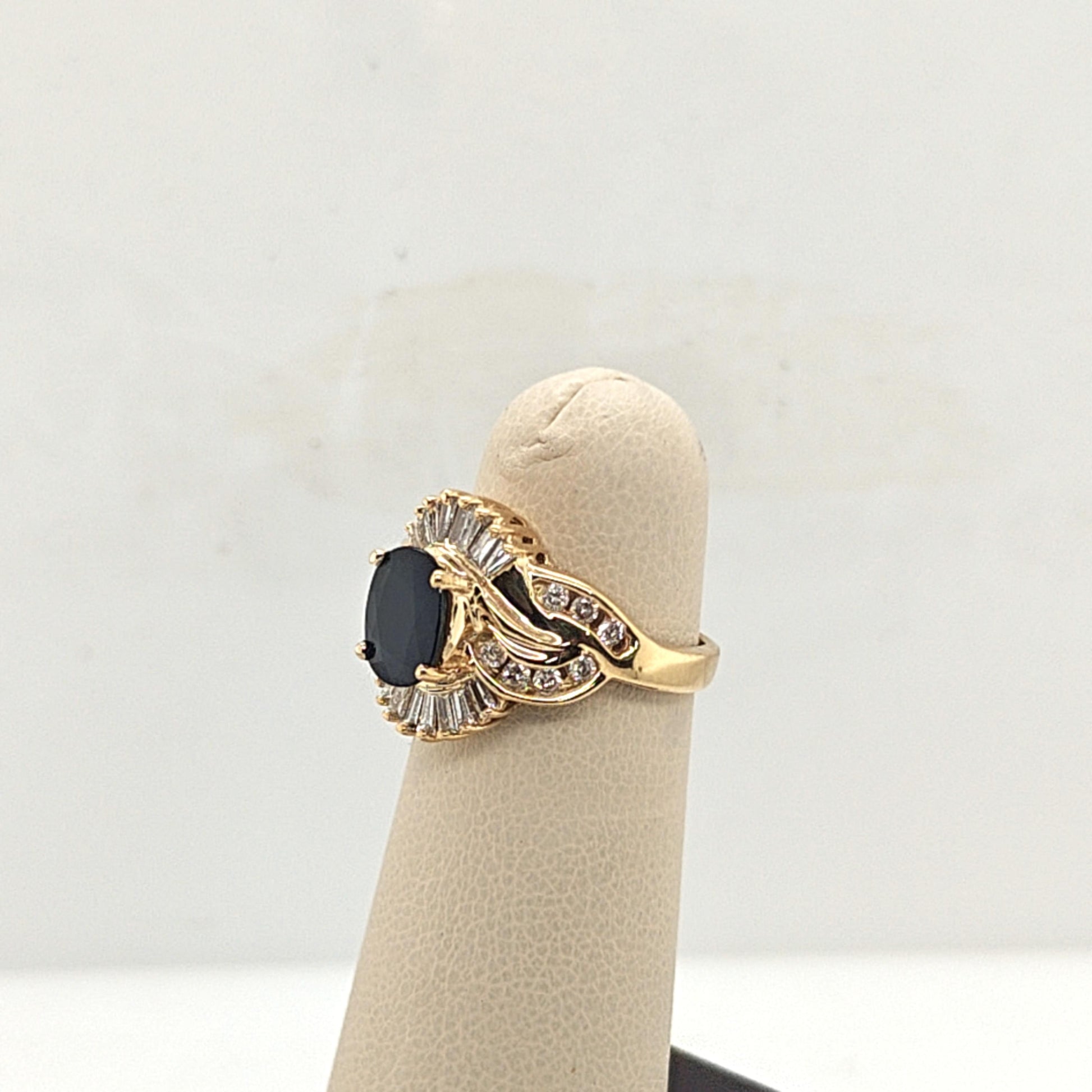 SAPPHIRE AND DIAMOND CLUSTER RING YELLOW GOLD