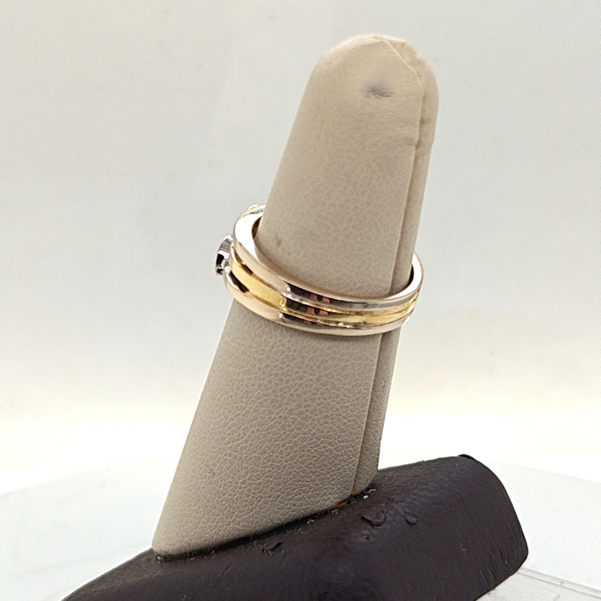 THREE DIAMOND RING 0.45CTW TWO TONE GOLD