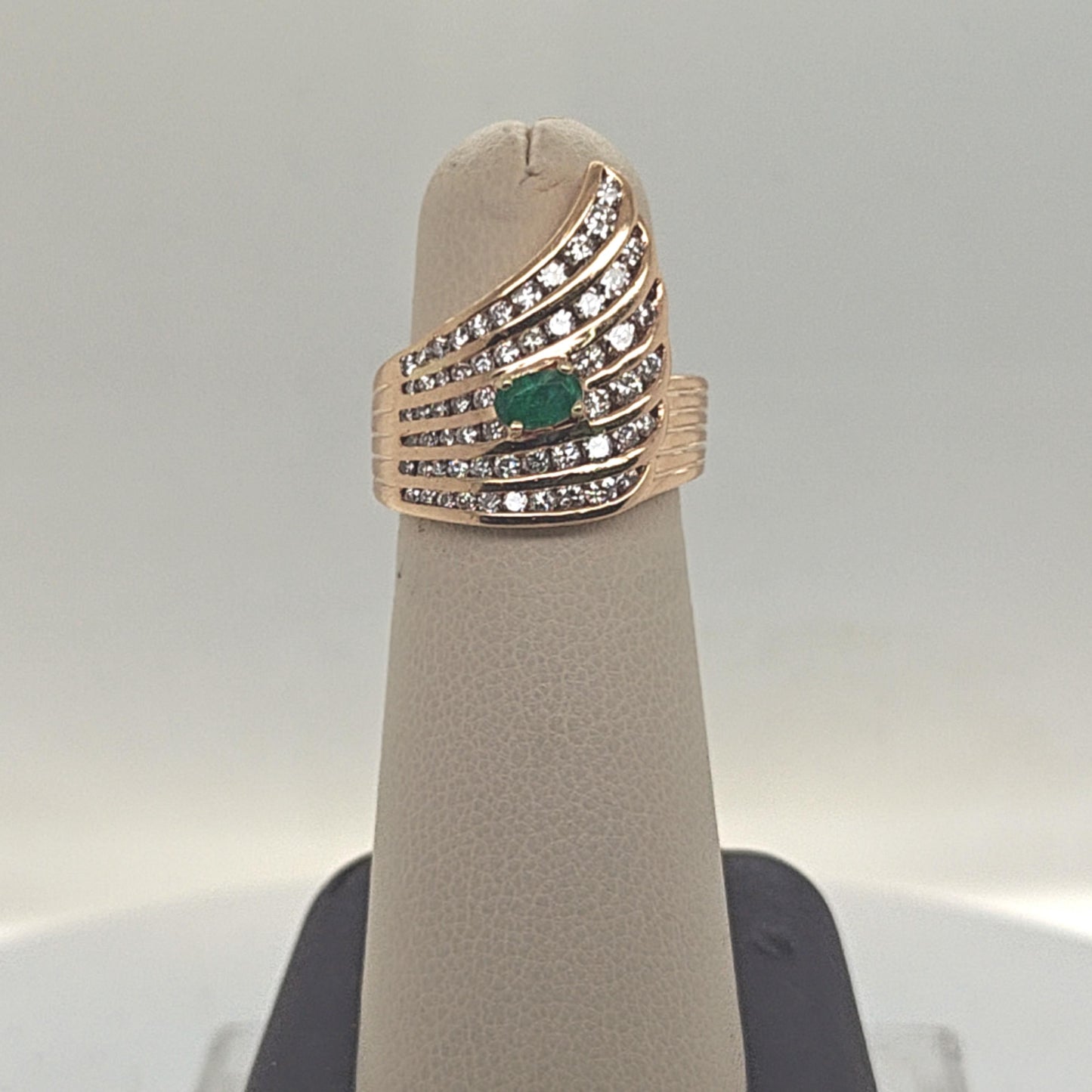 DIAMOND AND EMERALD WING STYLE RING YELLOW GOLD