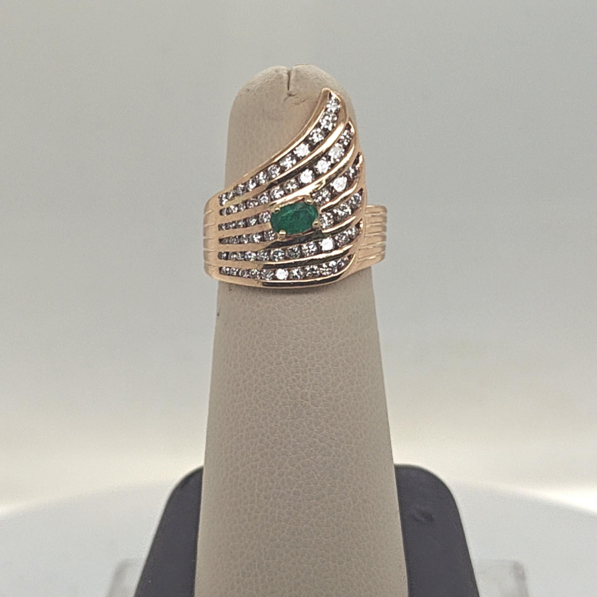 DIAMOND AND EMERALD WING STYLE RING YELLOW GOLD