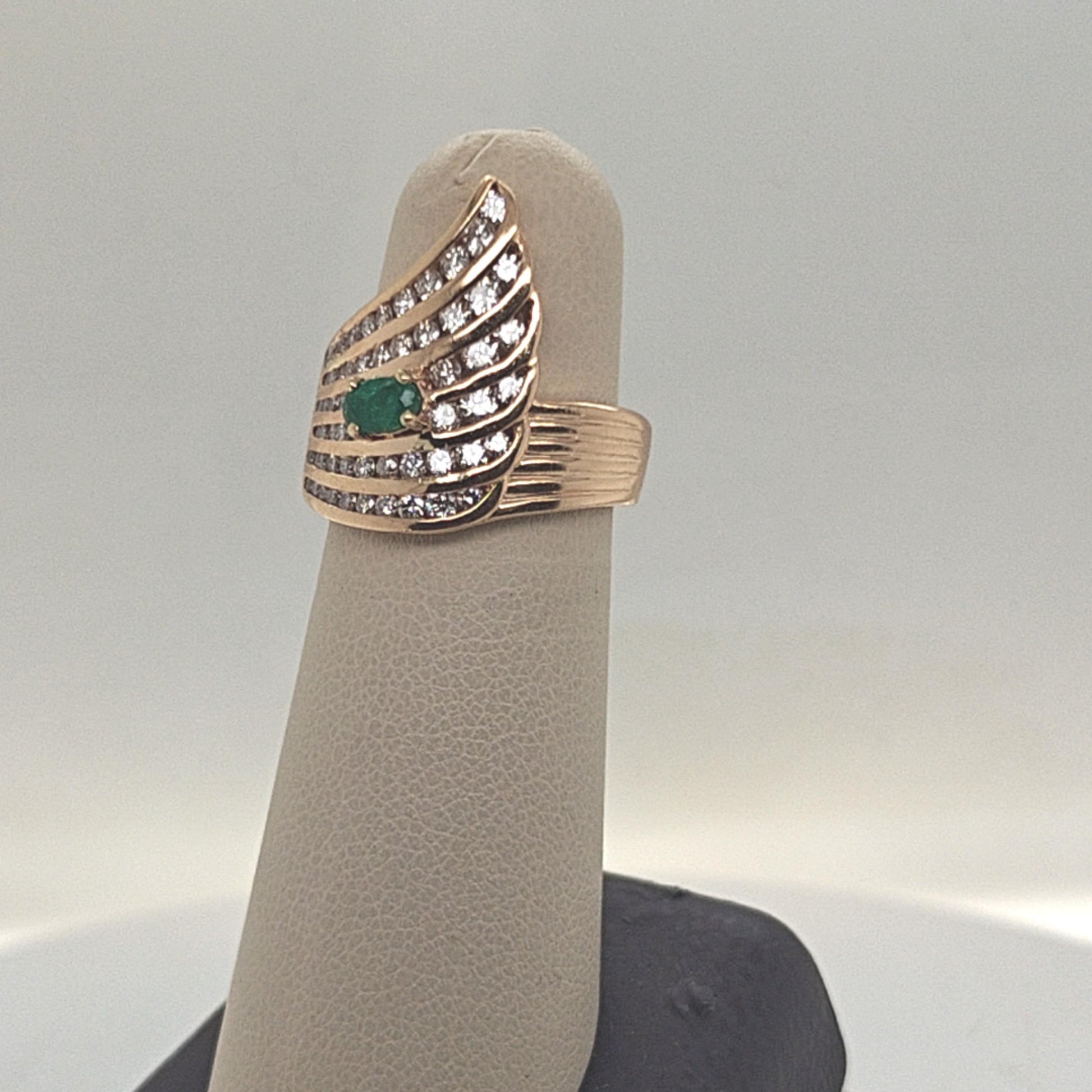 DIAMOND AND EMERALD WING STYLE RING YELLOW GOLD