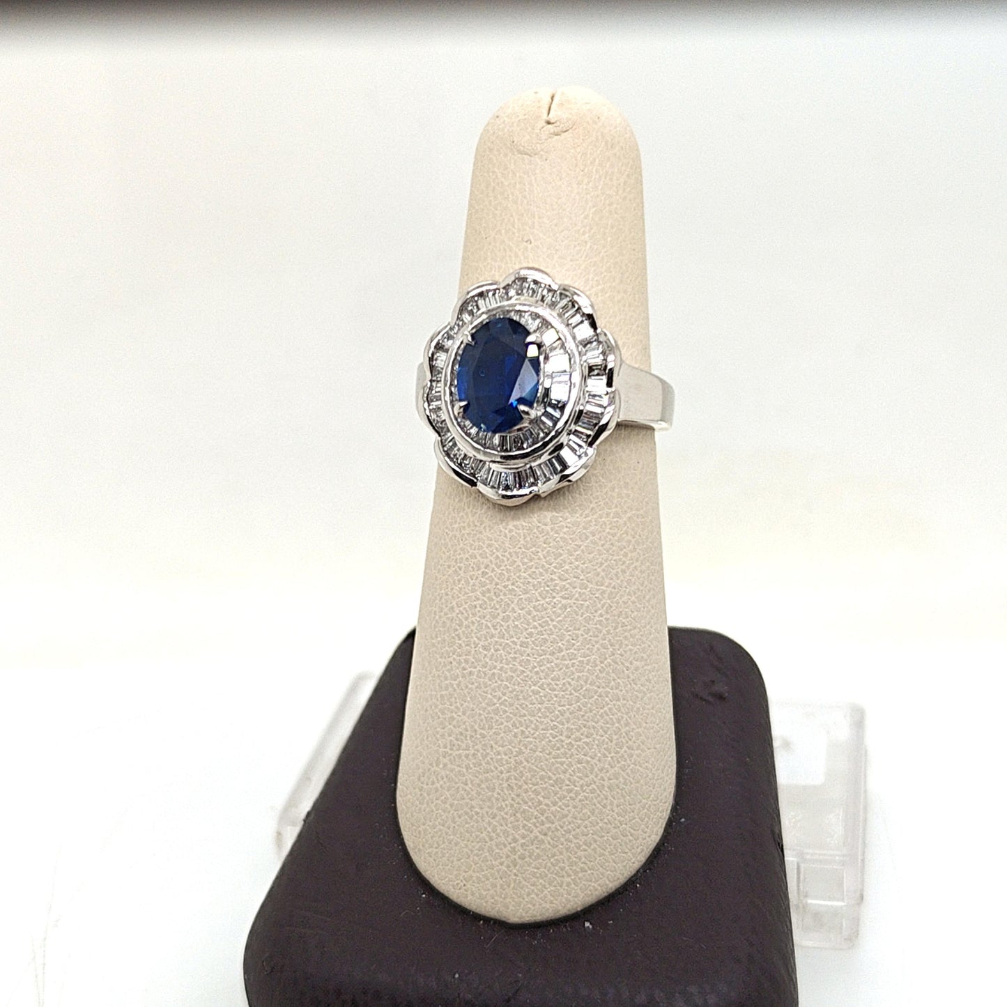 SAPPHIRE AND DIAMOND CLUSTER RING WHITE GOLD