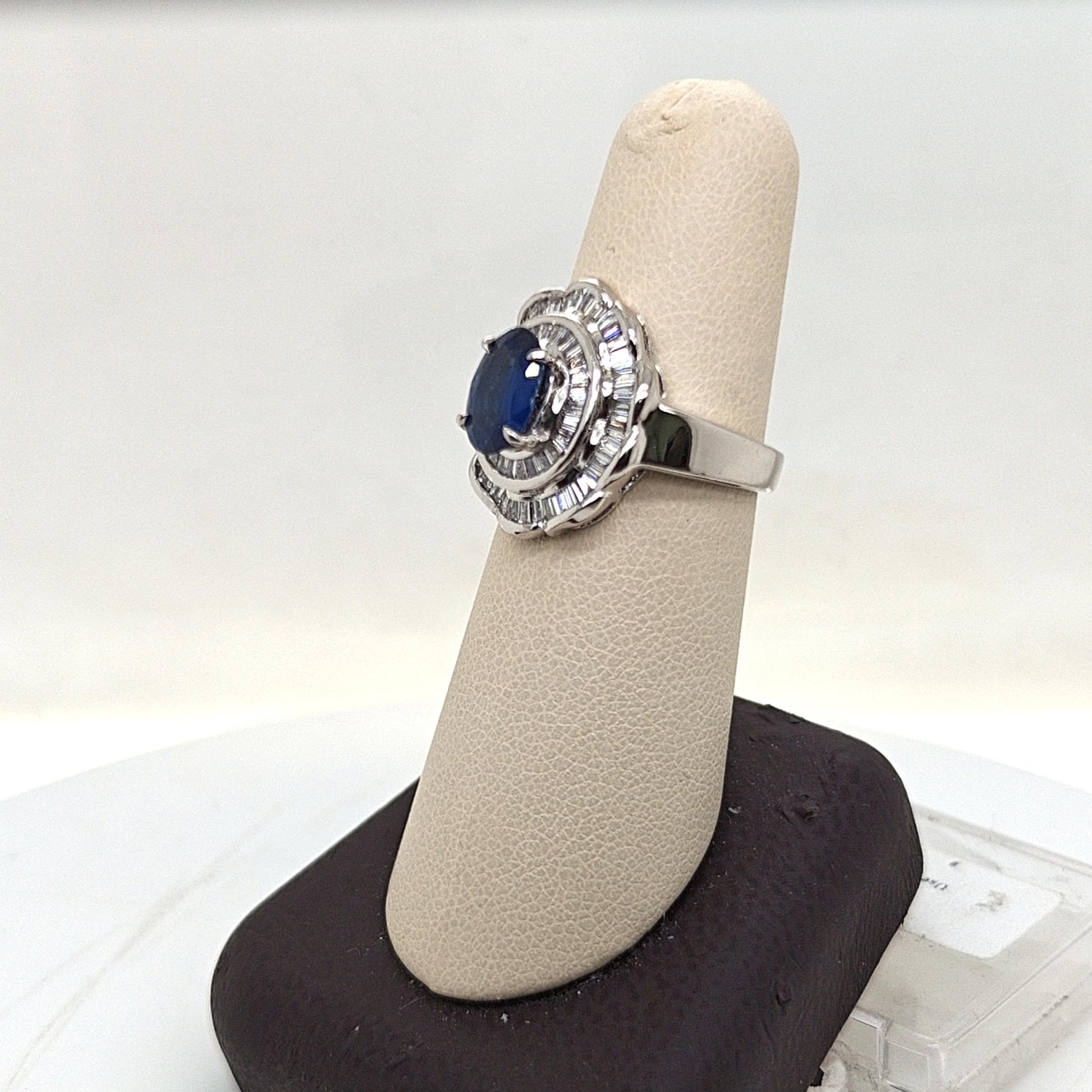SAPPHIRE AND DIAMOND CLUSTER RING WHITE GOLD