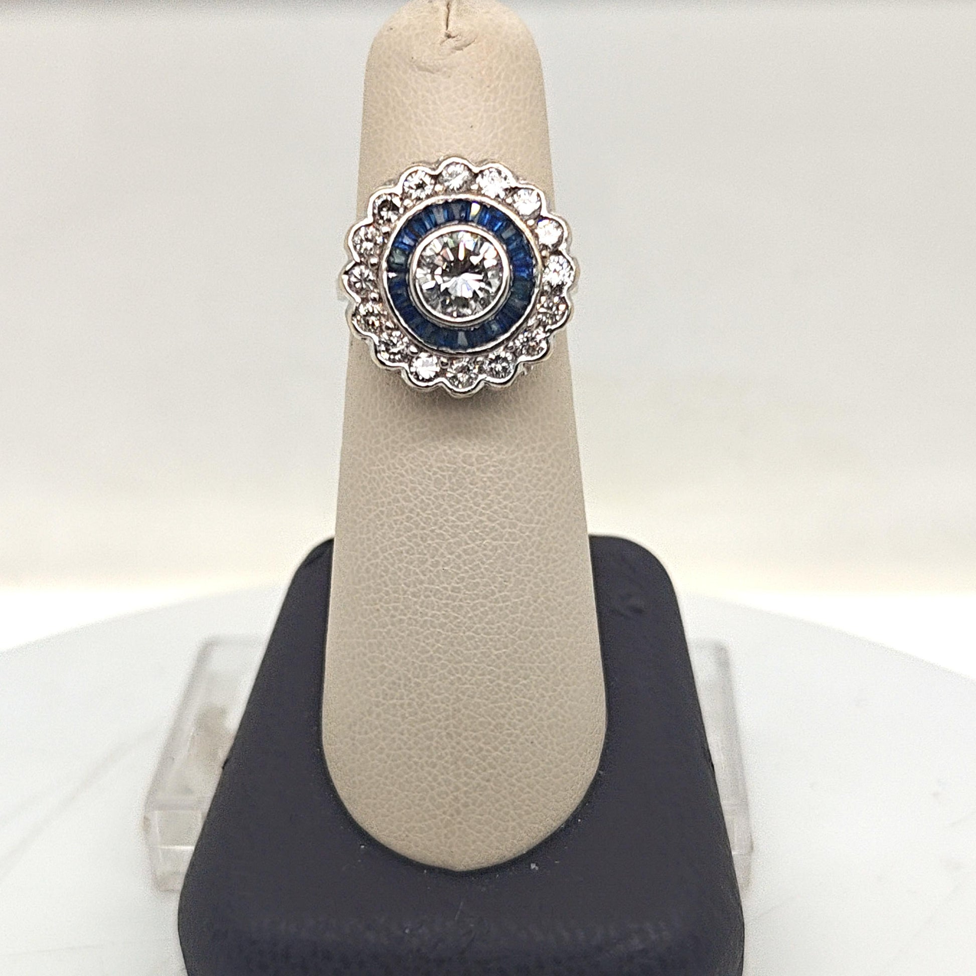 DIAMOND AND SAPPHIRE CLUSTER RING WHITE GOLD