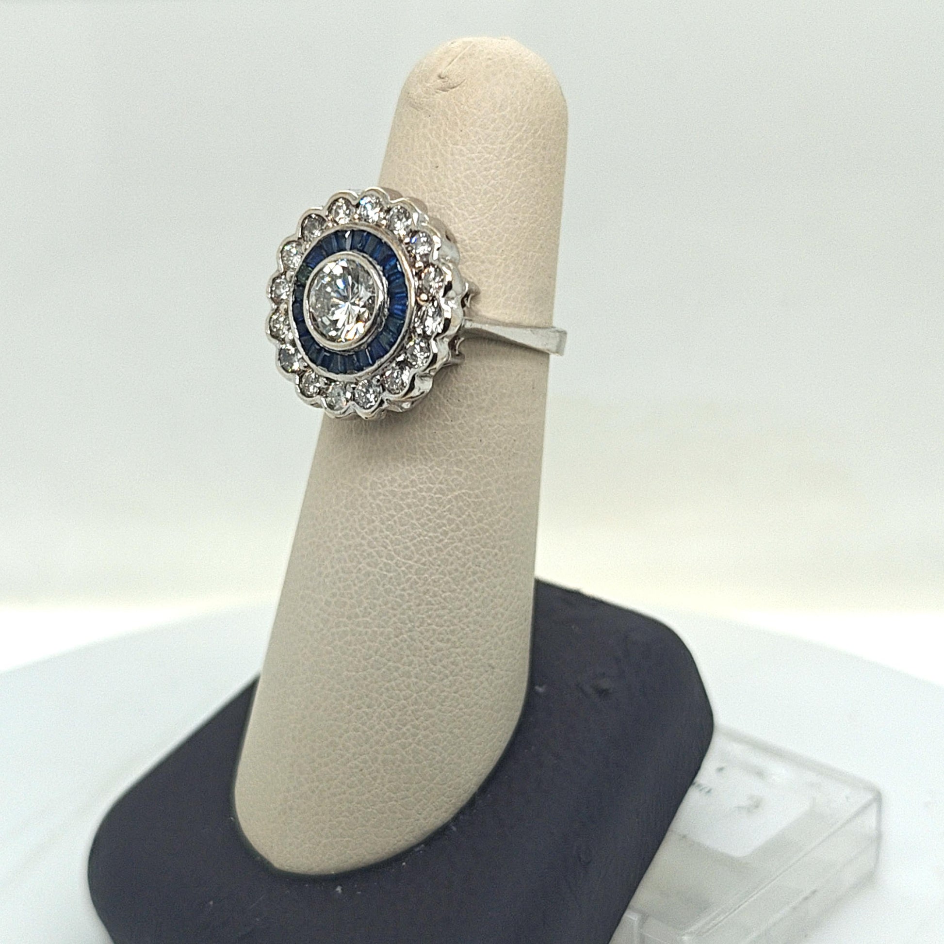 DIAMOND AND SAPPHIRE CLUSTER RING WHITE GOLD