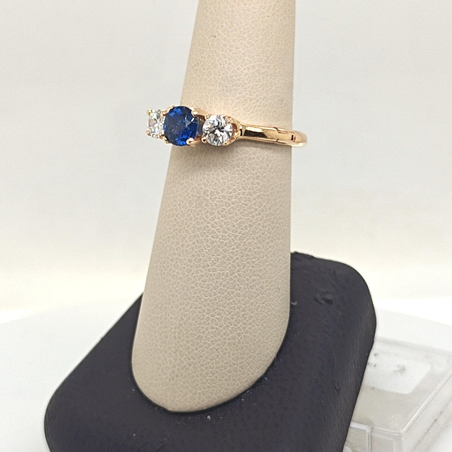 DIAMOND AND SAPPHIRE TRILOGY RING YELLOW GOLD