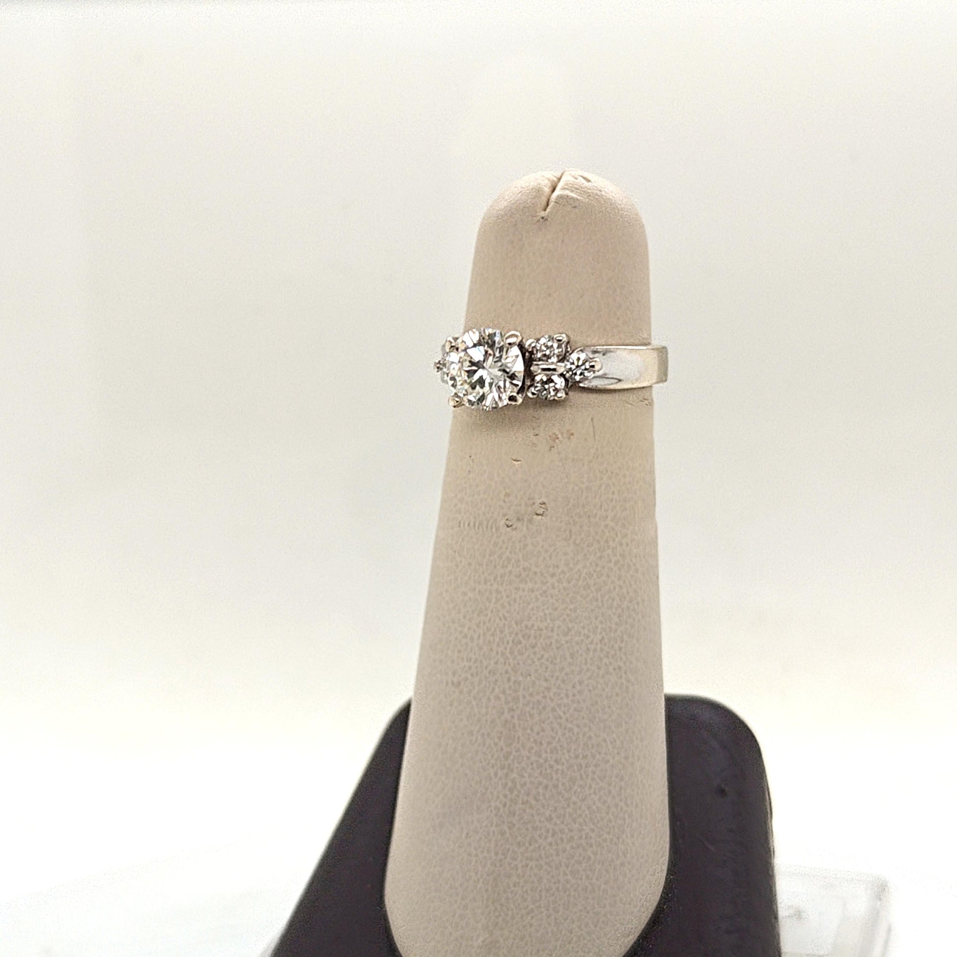 DIAMOND ENGAGEMENT RING 0.90CT ROUND WHITE GOLD