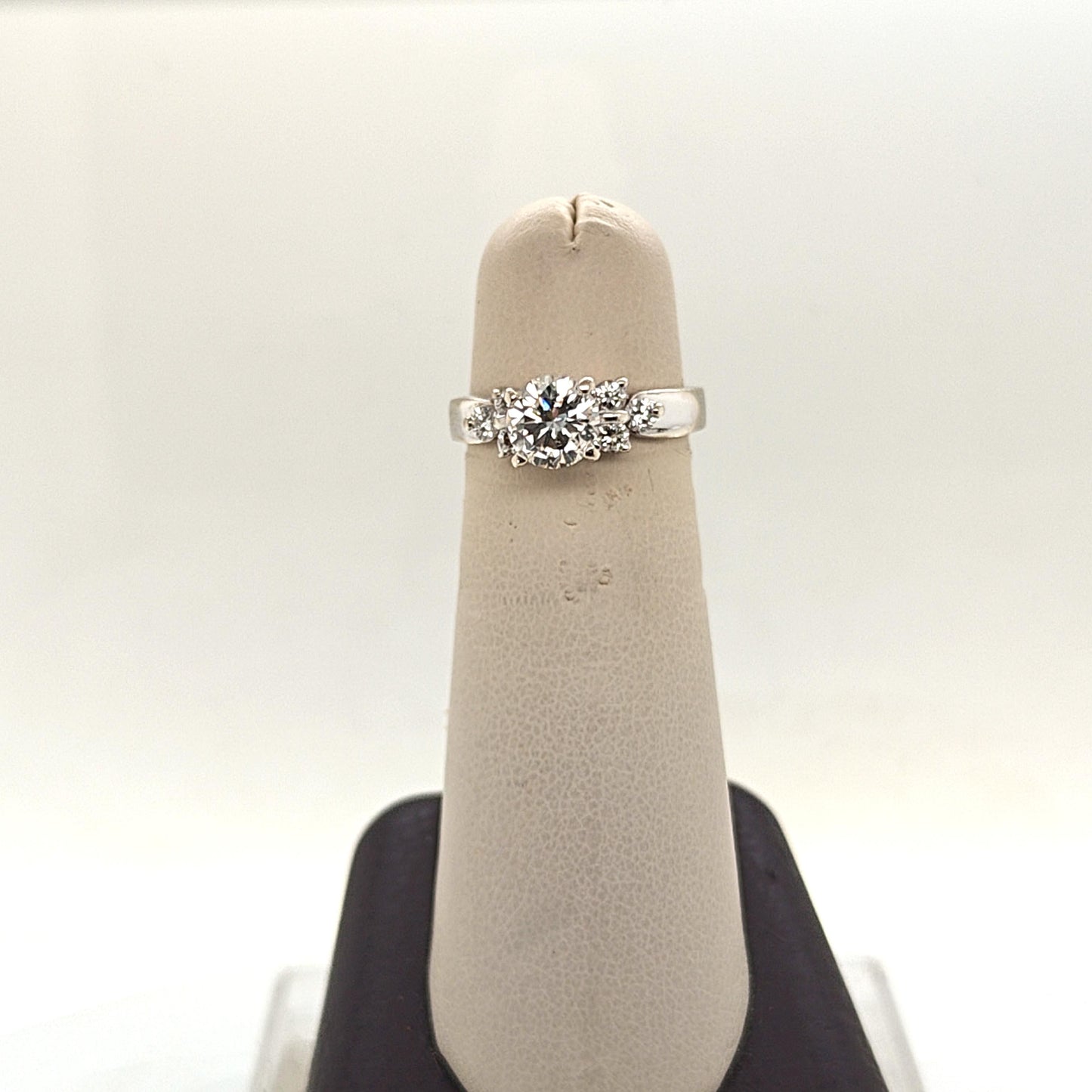 DIAMOND ENGAGEMENT RING 0.90CT ROUND WHITE GOLD