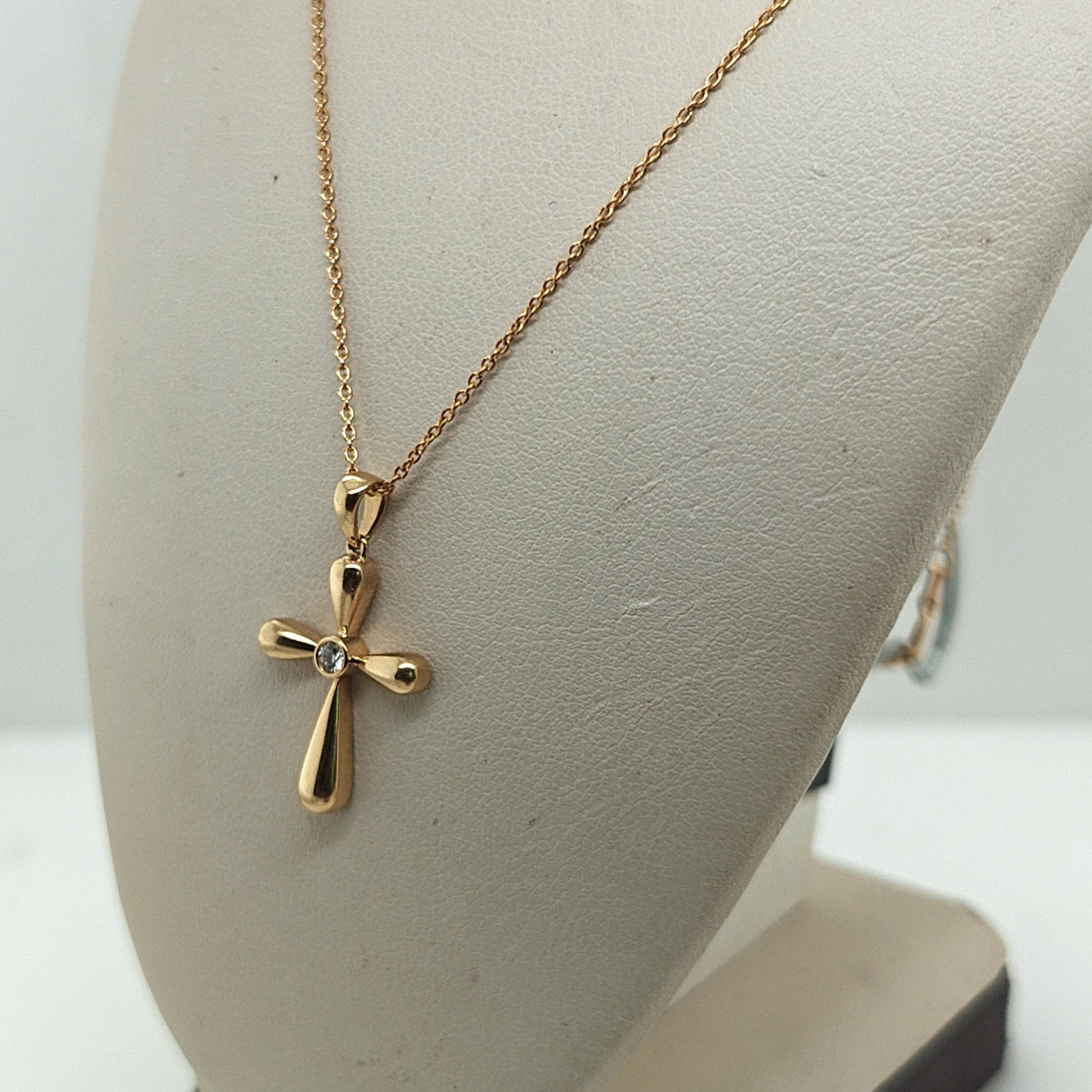 CROSS PENDANT NECKLACE WITH A DIAMOND CENTER YELLOW GOLD