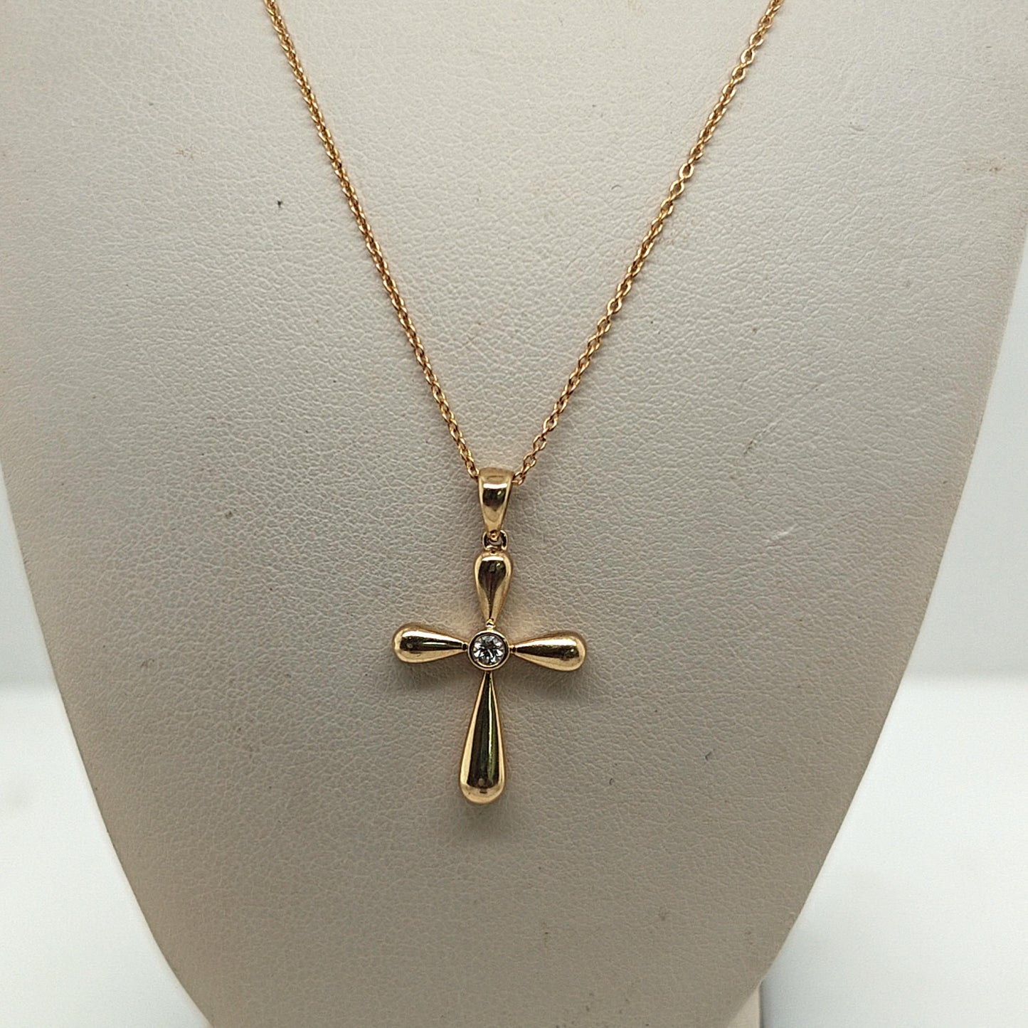 CROSS PENDANT NECKLACE WITH A DIAMOND CENTER YELLOW GOLD