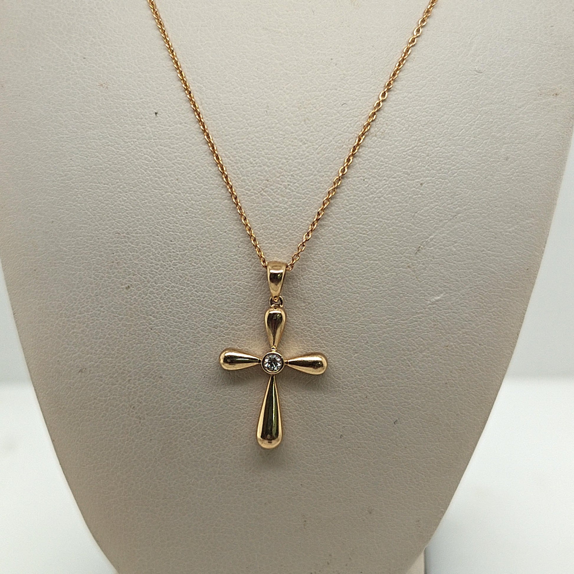 CROSS PENDANT NECKLACE WITH A DIAMOND CENTER YELLOW GOLD