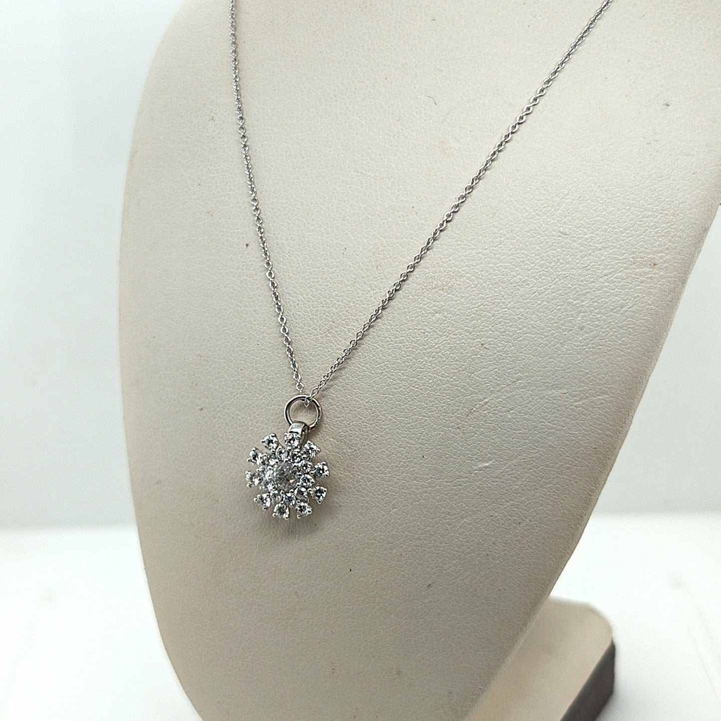 DIAMOND SNOWFLAKE CLUSTER PENDANT NECKLACE WHITE GOLD