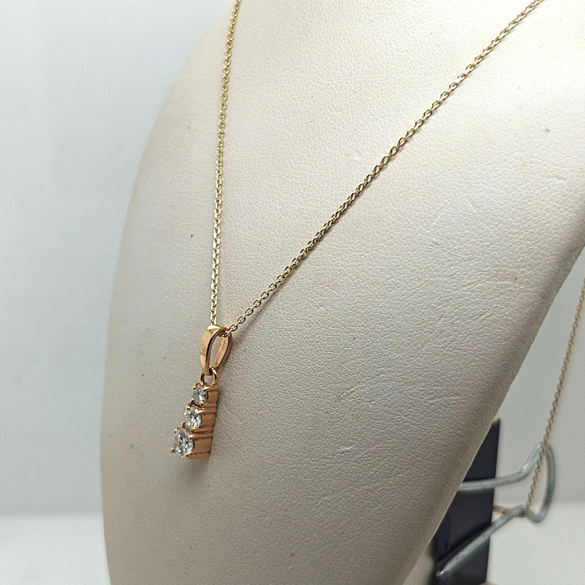 THREE DIAMOND DROP PENDANT NECKLACE 0.47CTW YELLOW GOLD
