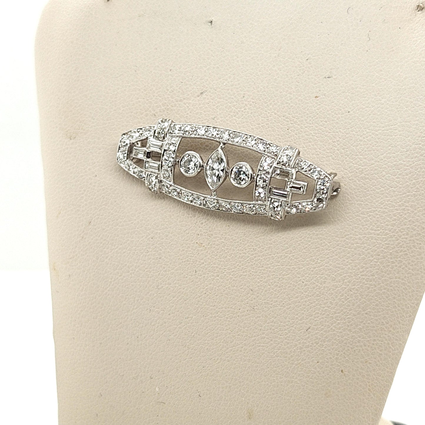 VINTAGE ART DECO DIAMOND BROOCH PIN IN PLATINUM