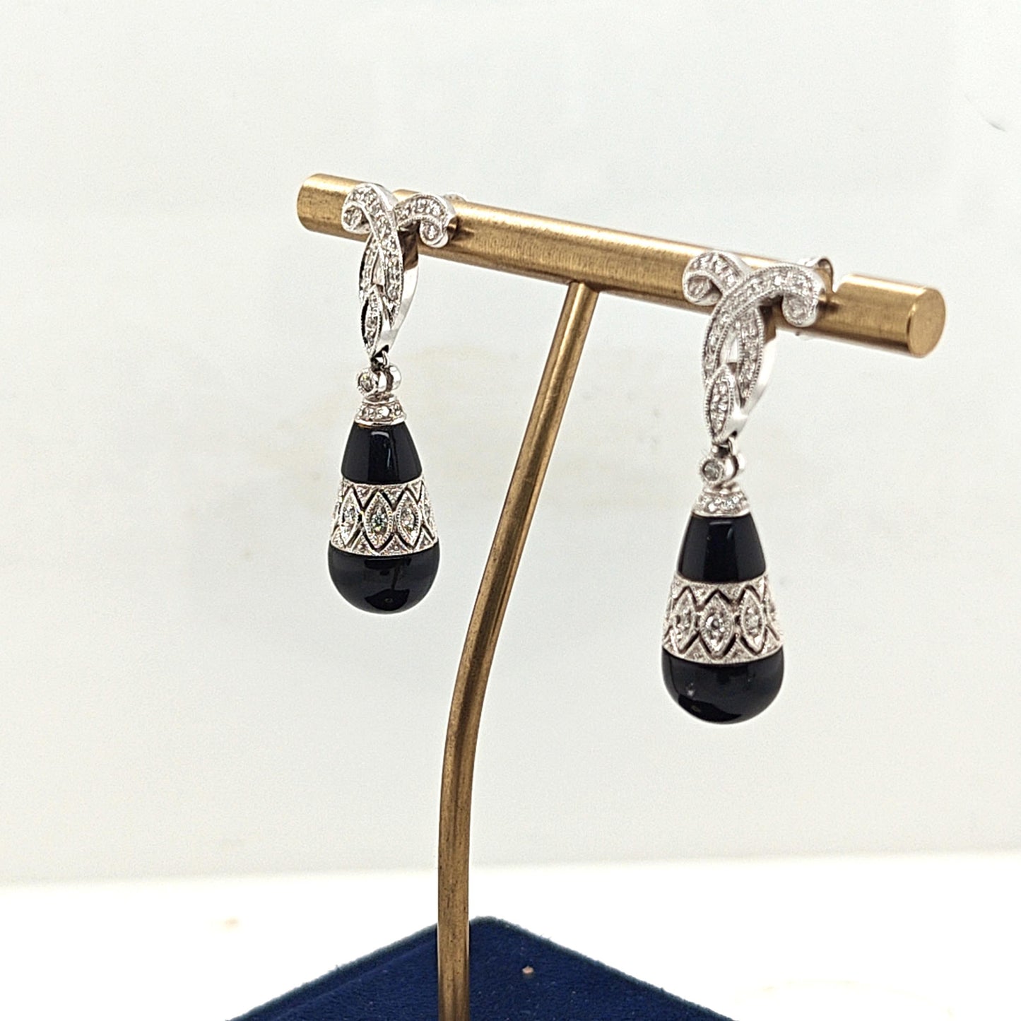 ART DECO ONYX AND DIAMOND DANGLING EARRINGS WHITE GOLD