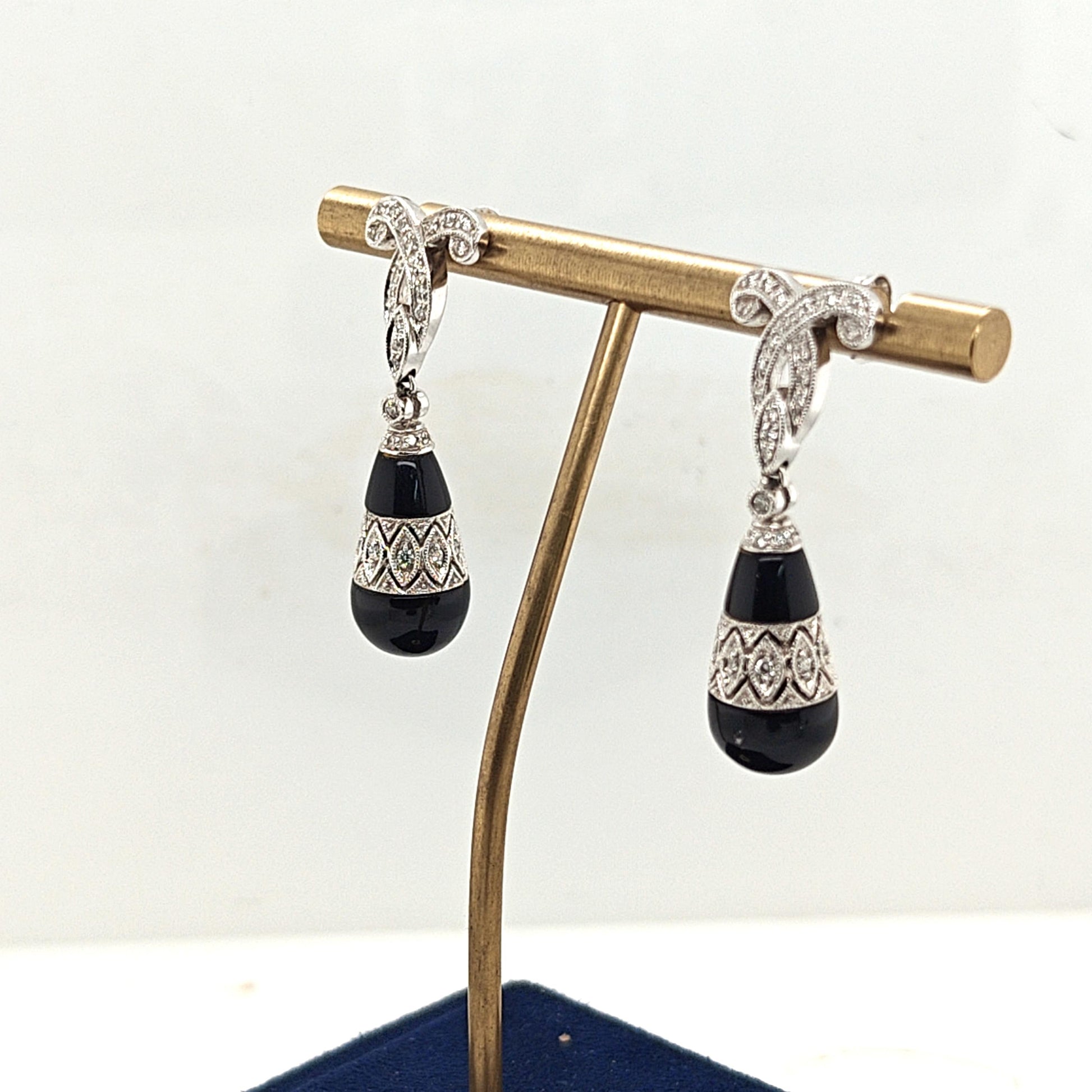 ART DECO ONYX AND DIAMOND DANGLING EARRINGS WHITE GOLD