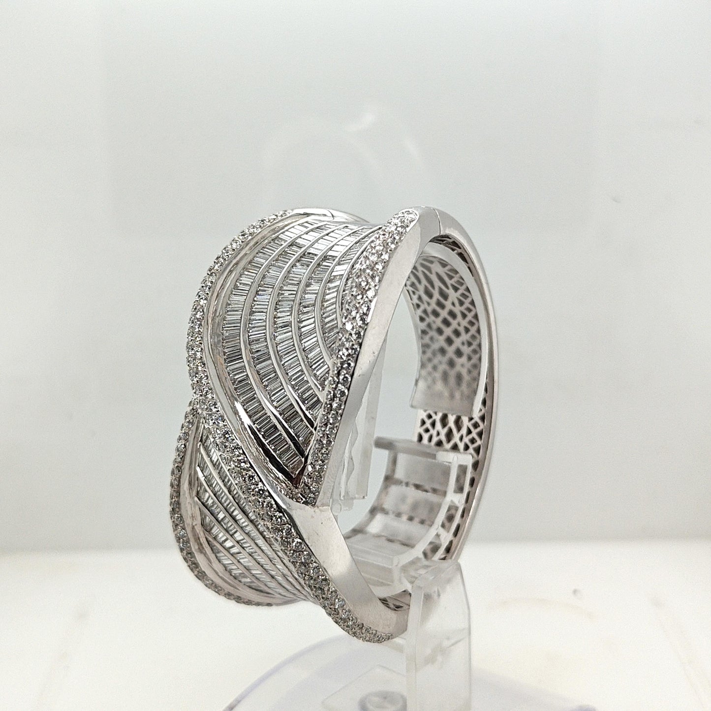 DIAMOND WIDE CUFF BRACELET 21.16CTW WHITE GOLD